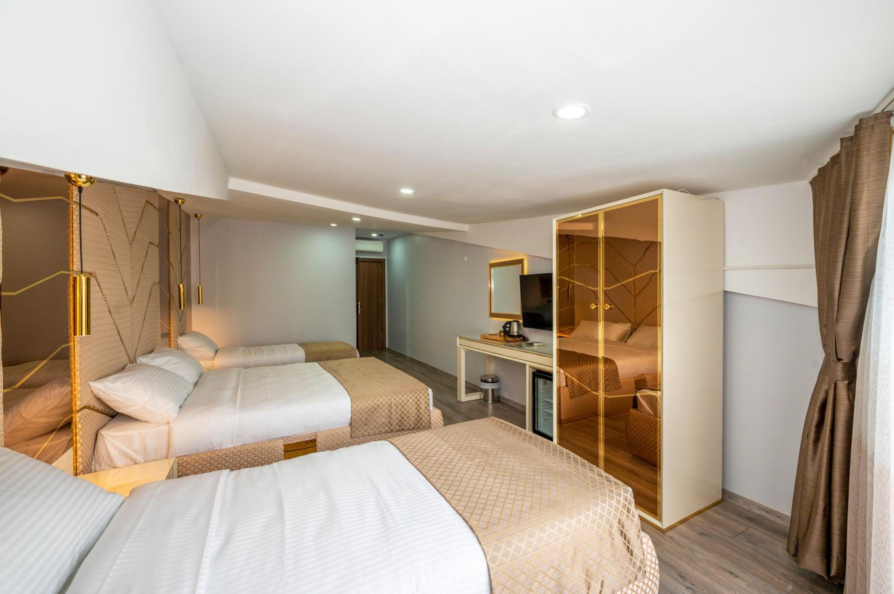 Deluxe Quadruple Room - Photo 8