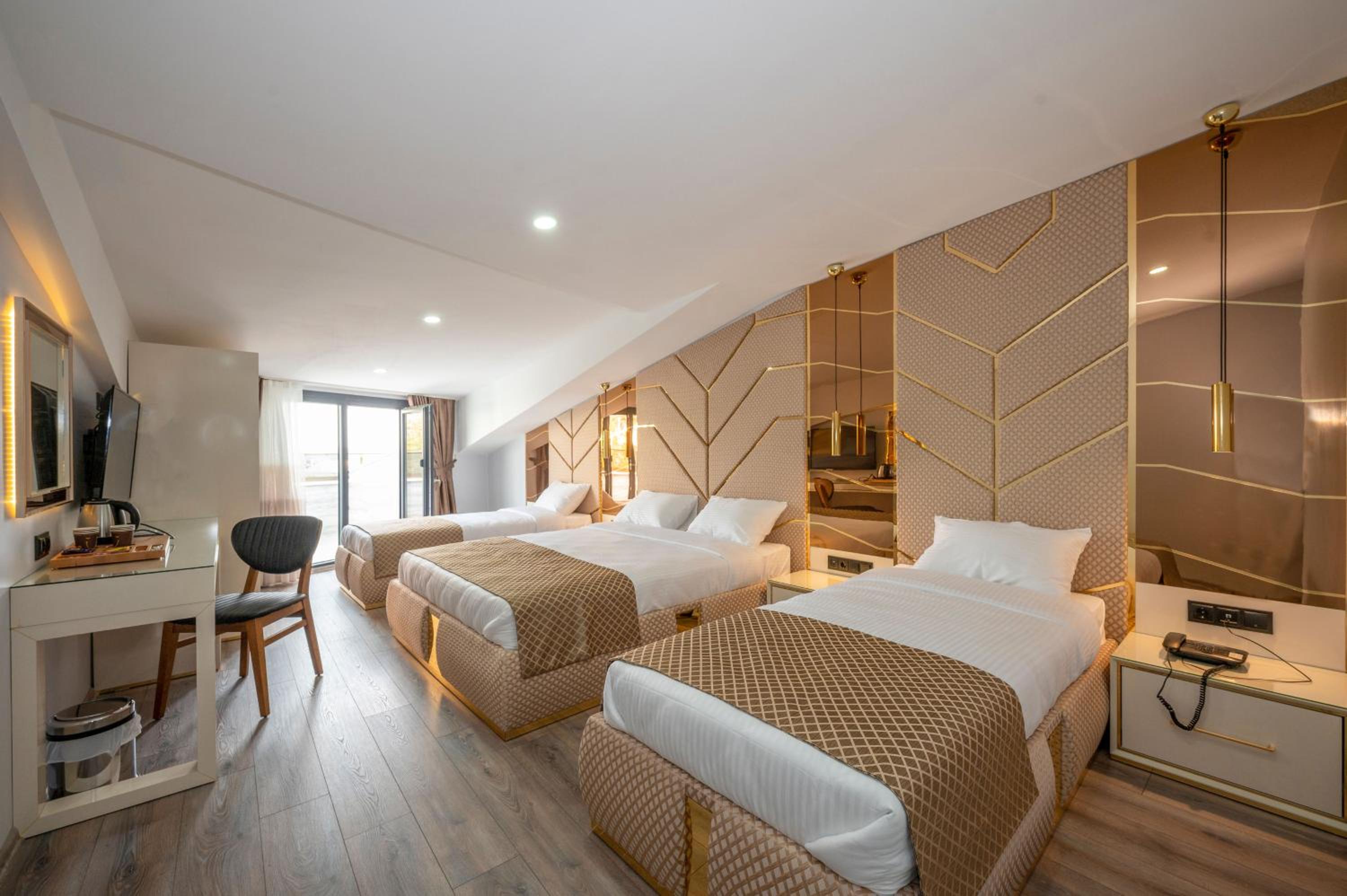 Deluxe Quadruple Room - Photo 3