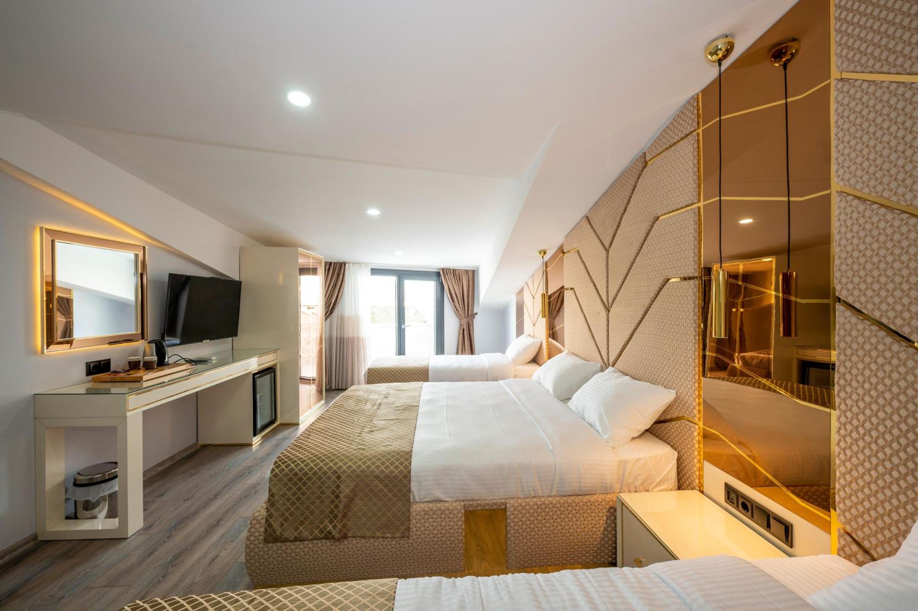 Deluxe Suite with Spa Bath - Photo 8