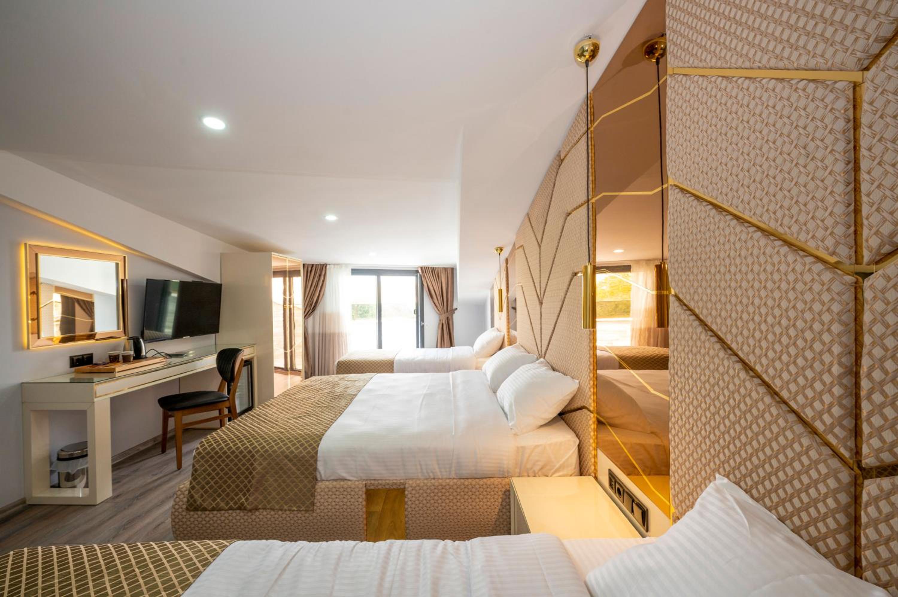 Deluxe Quadruple Room - Photo 5