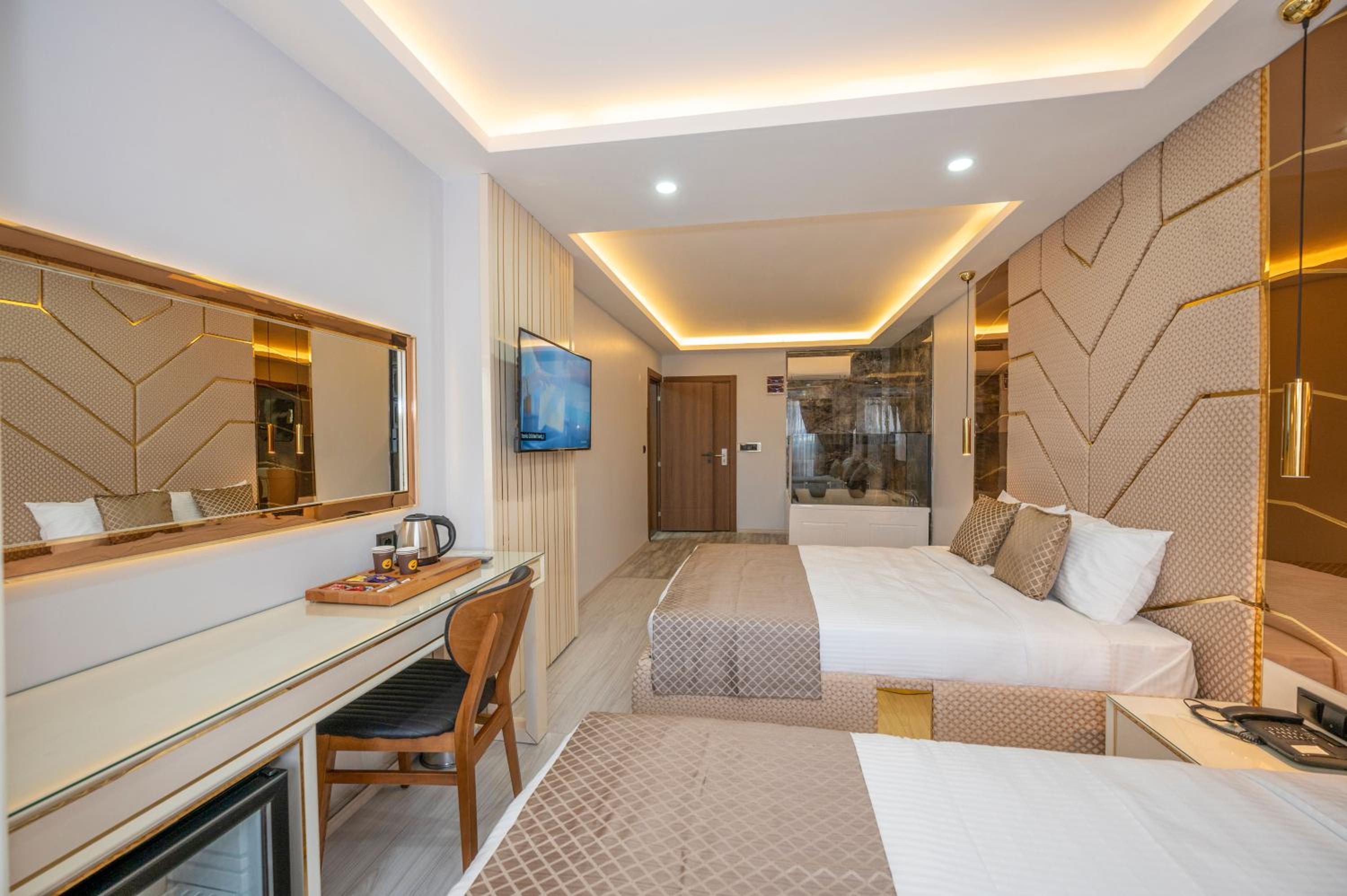 Deluxe Suite with Spa Bath - Photo 1