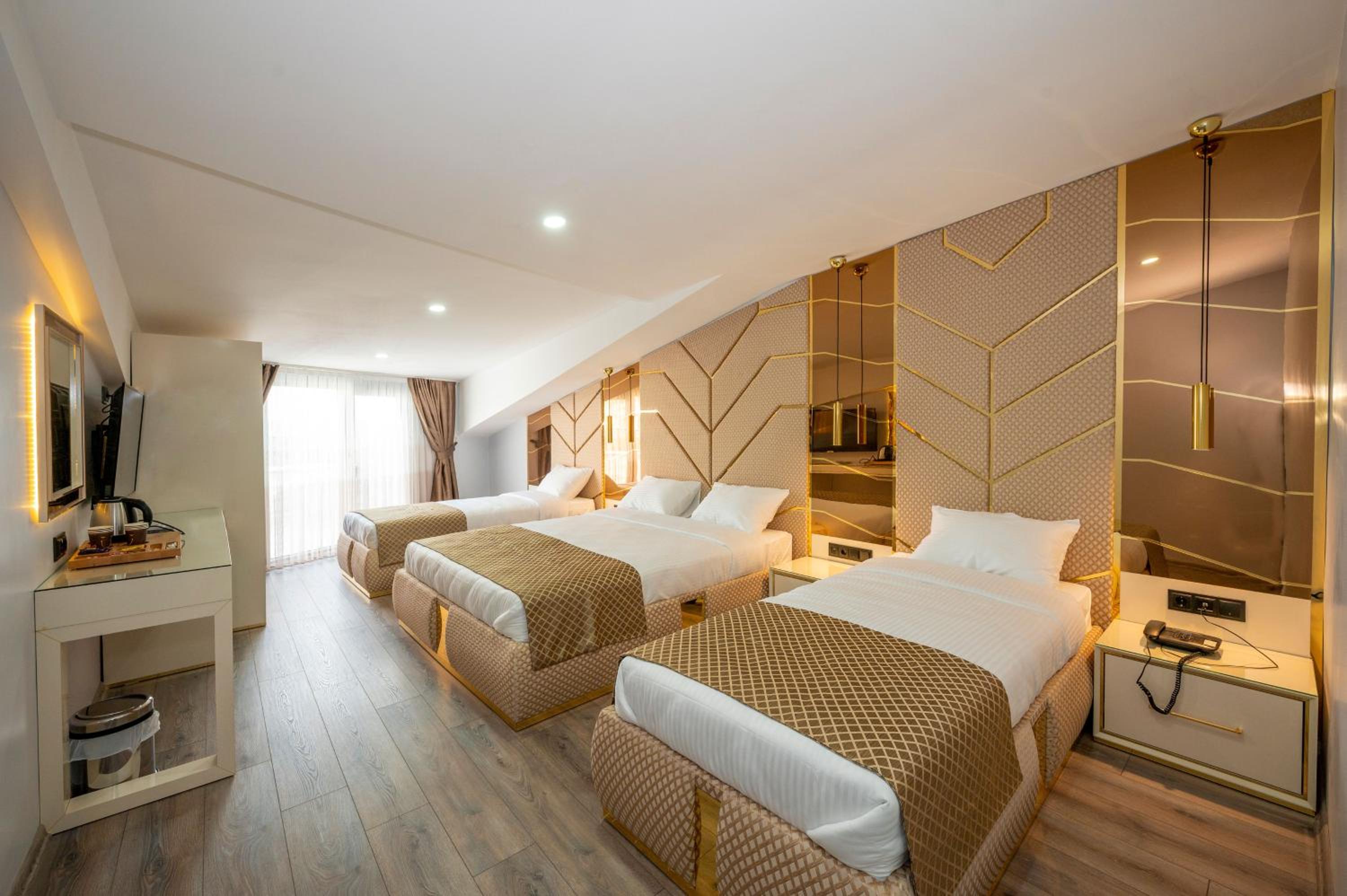 Deluxe Quadruple Room - Photo 1