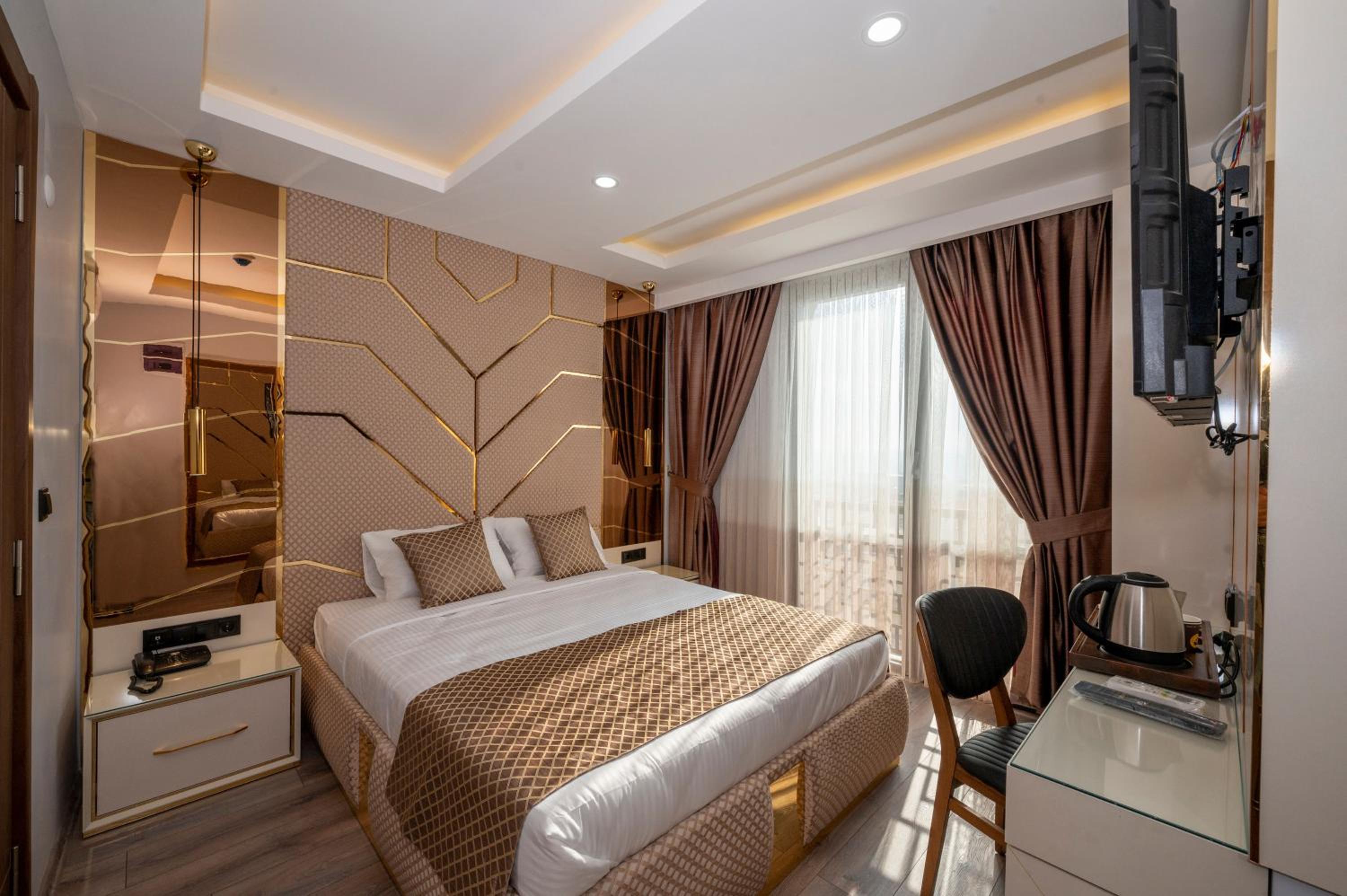 Deluxe Double Room - Photo 9