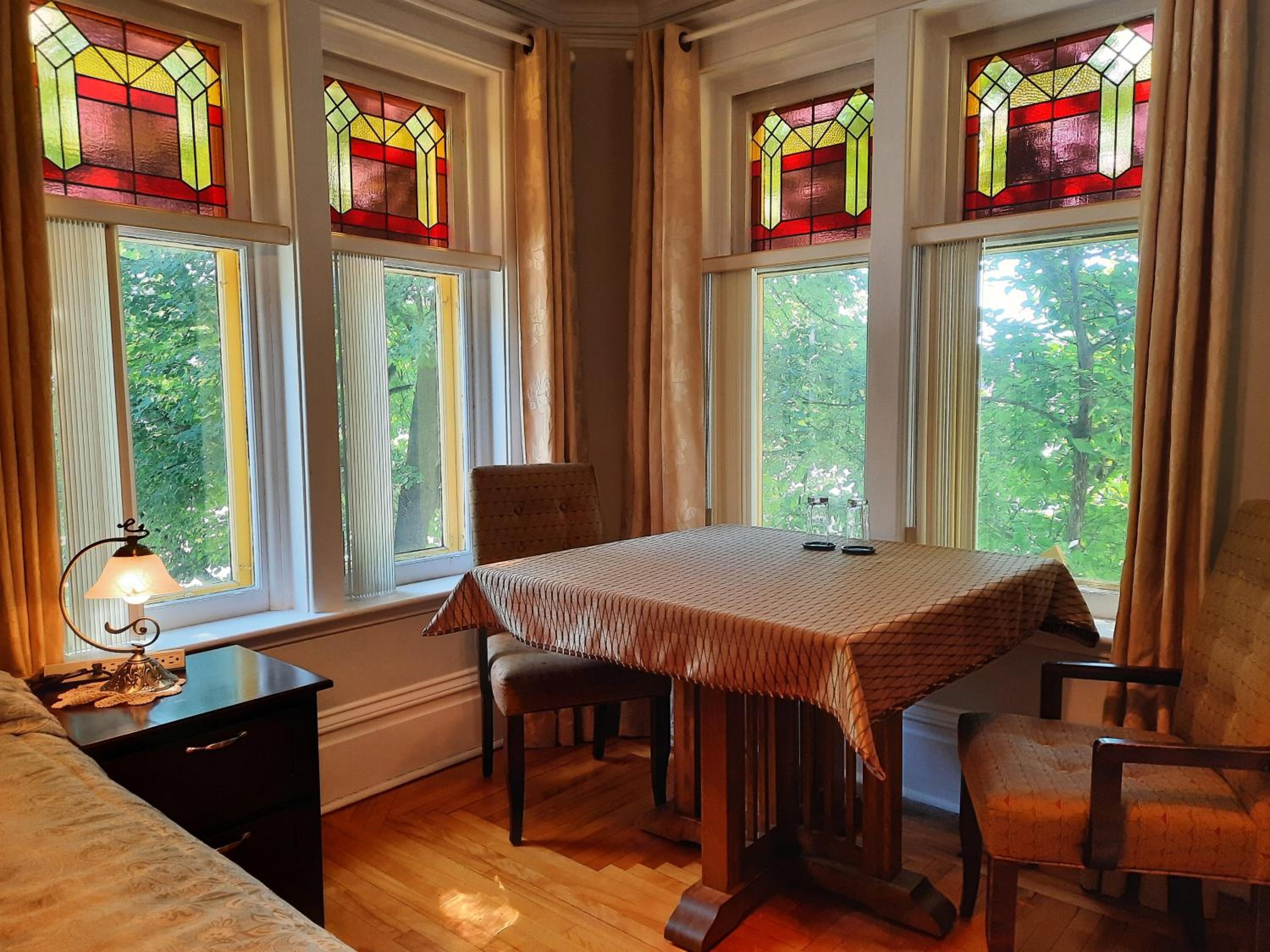 Queen Room photo 2
