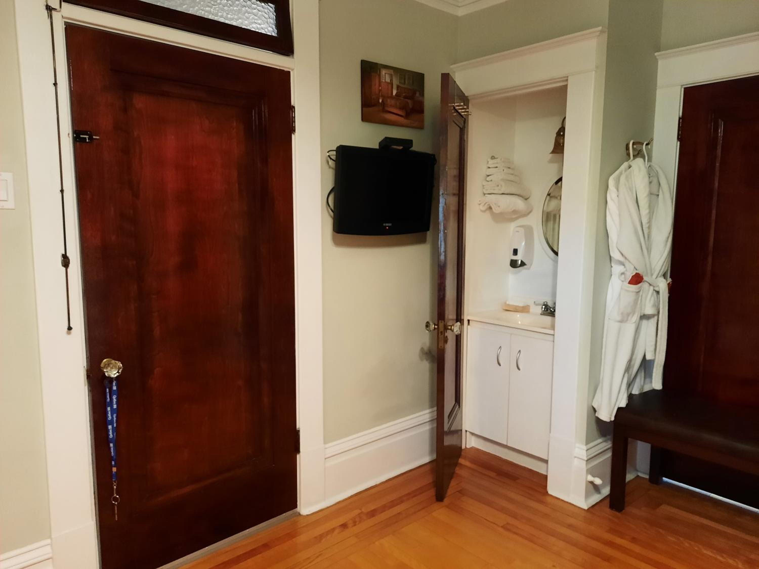 Queen Room photo 3