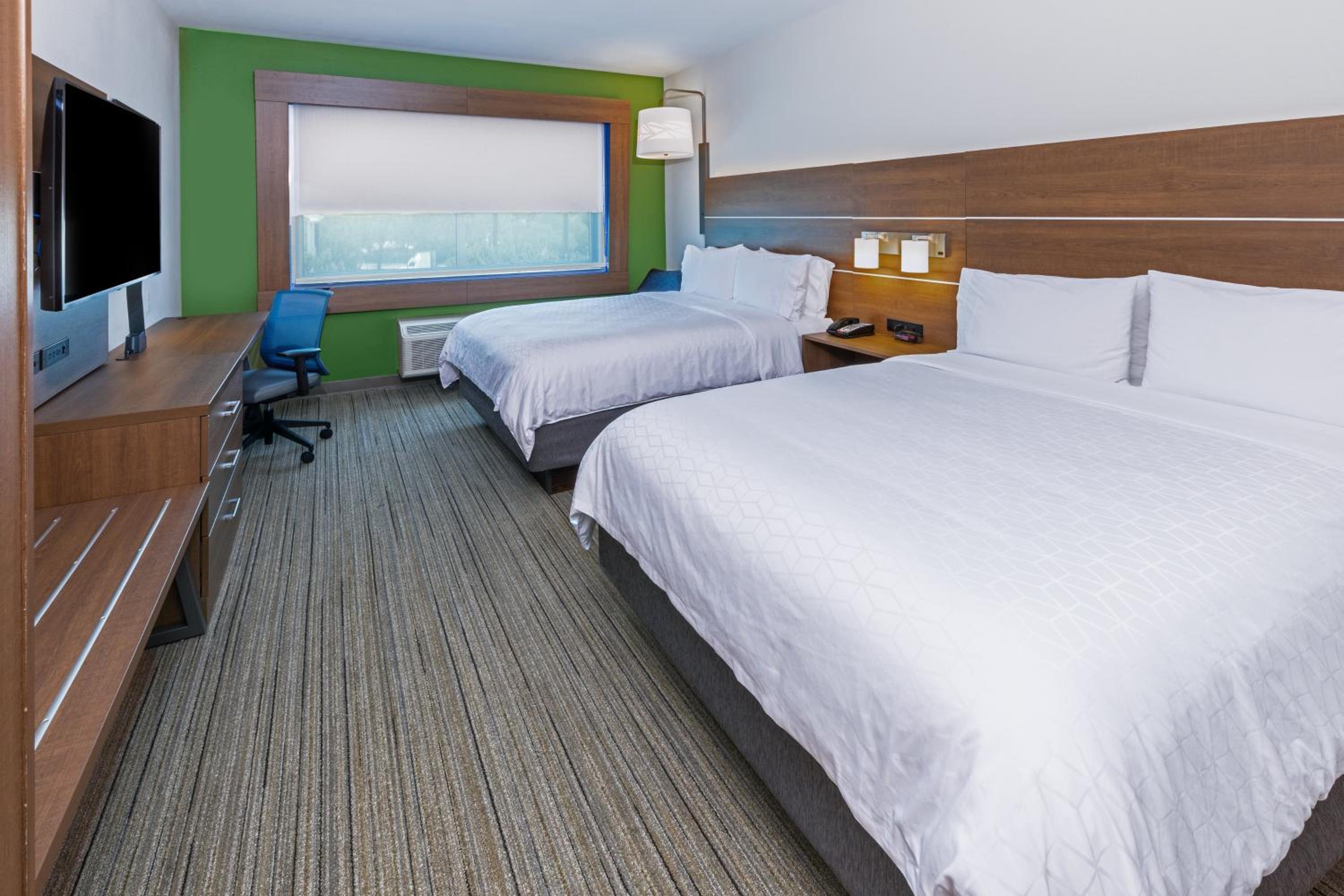 Standard Queen Room with Two Queen Beds - Photo 7