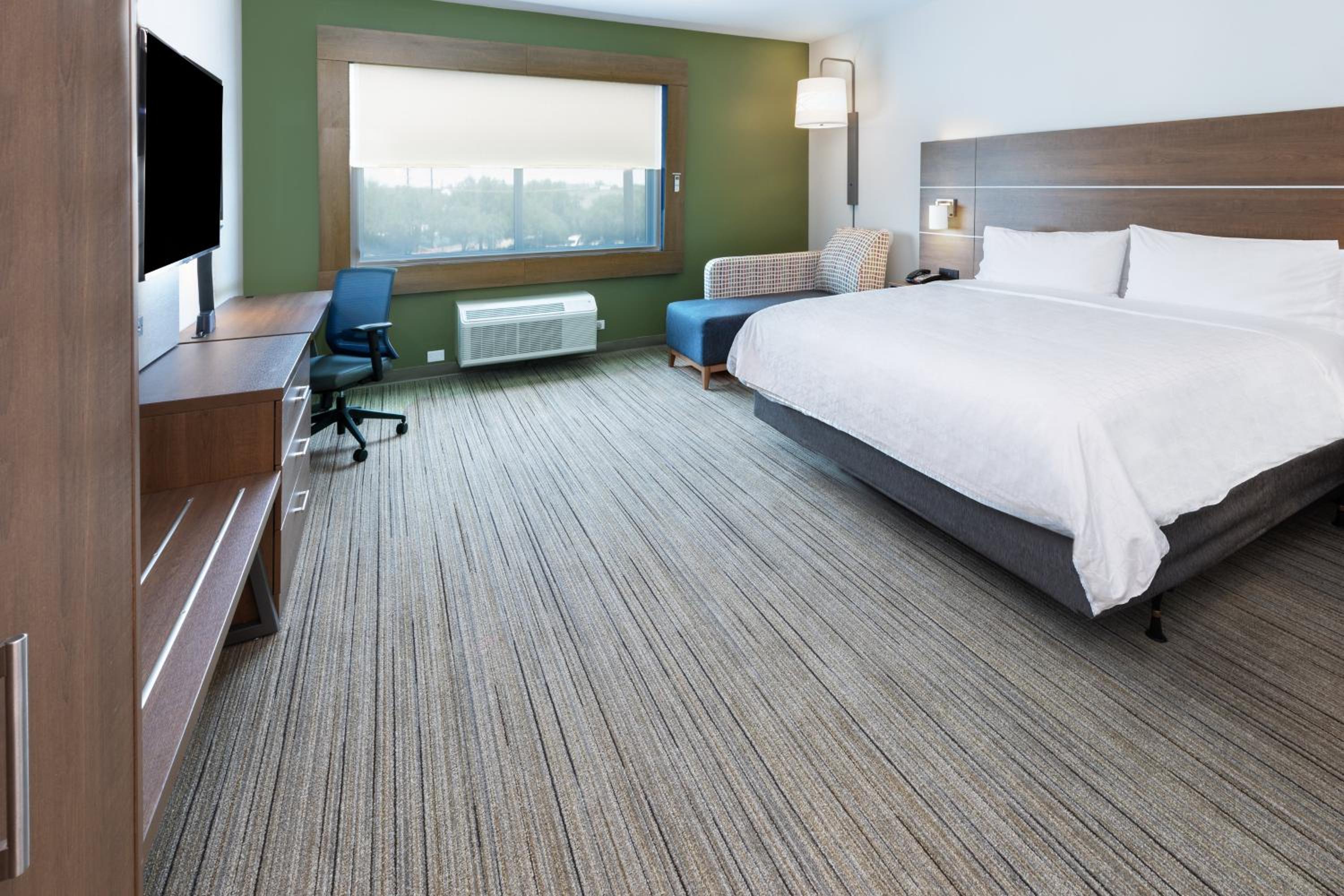 Standard King Room - Photo 4