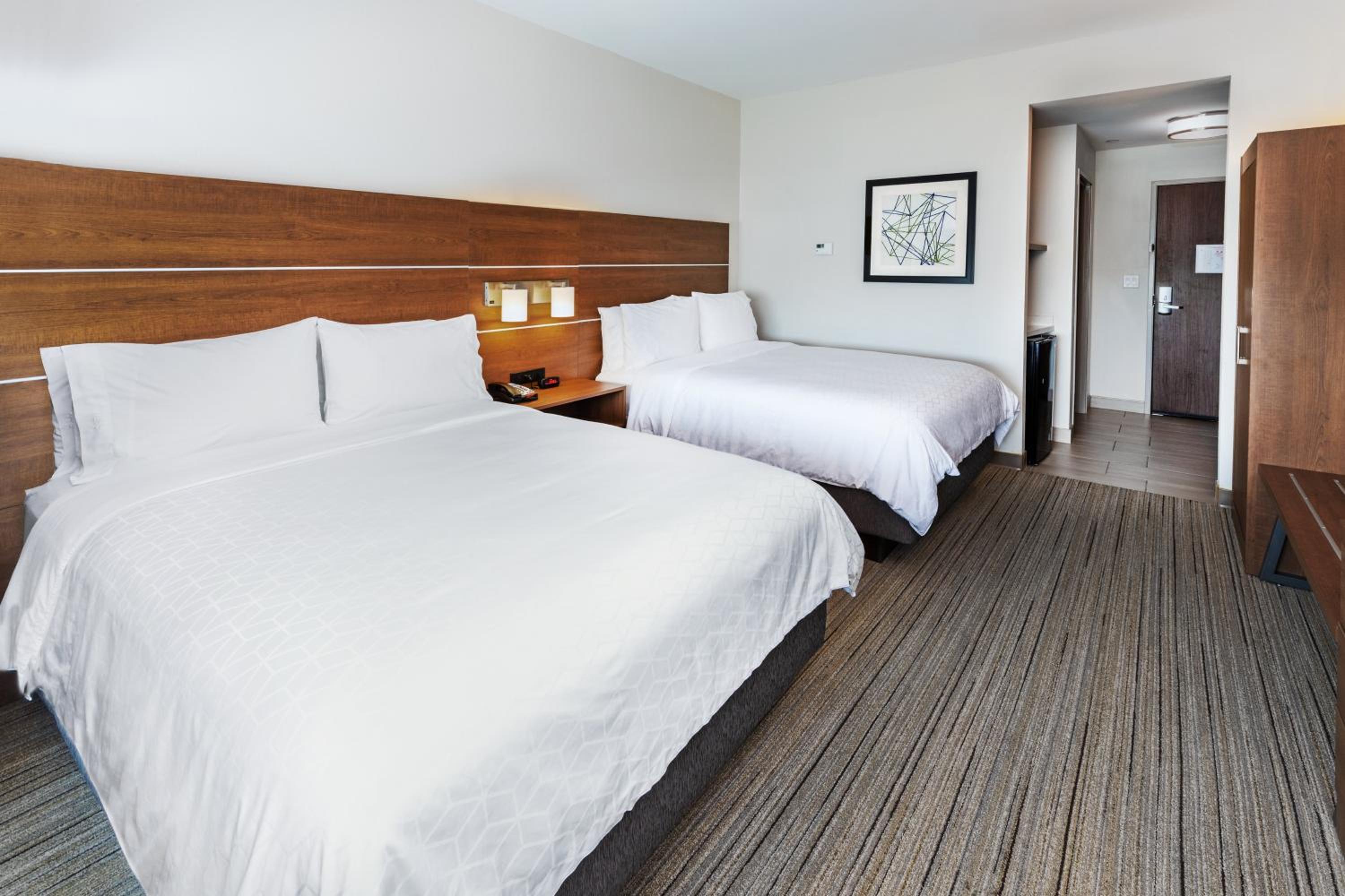 Standard Queen Room with Two Queen Beds - Photo 5