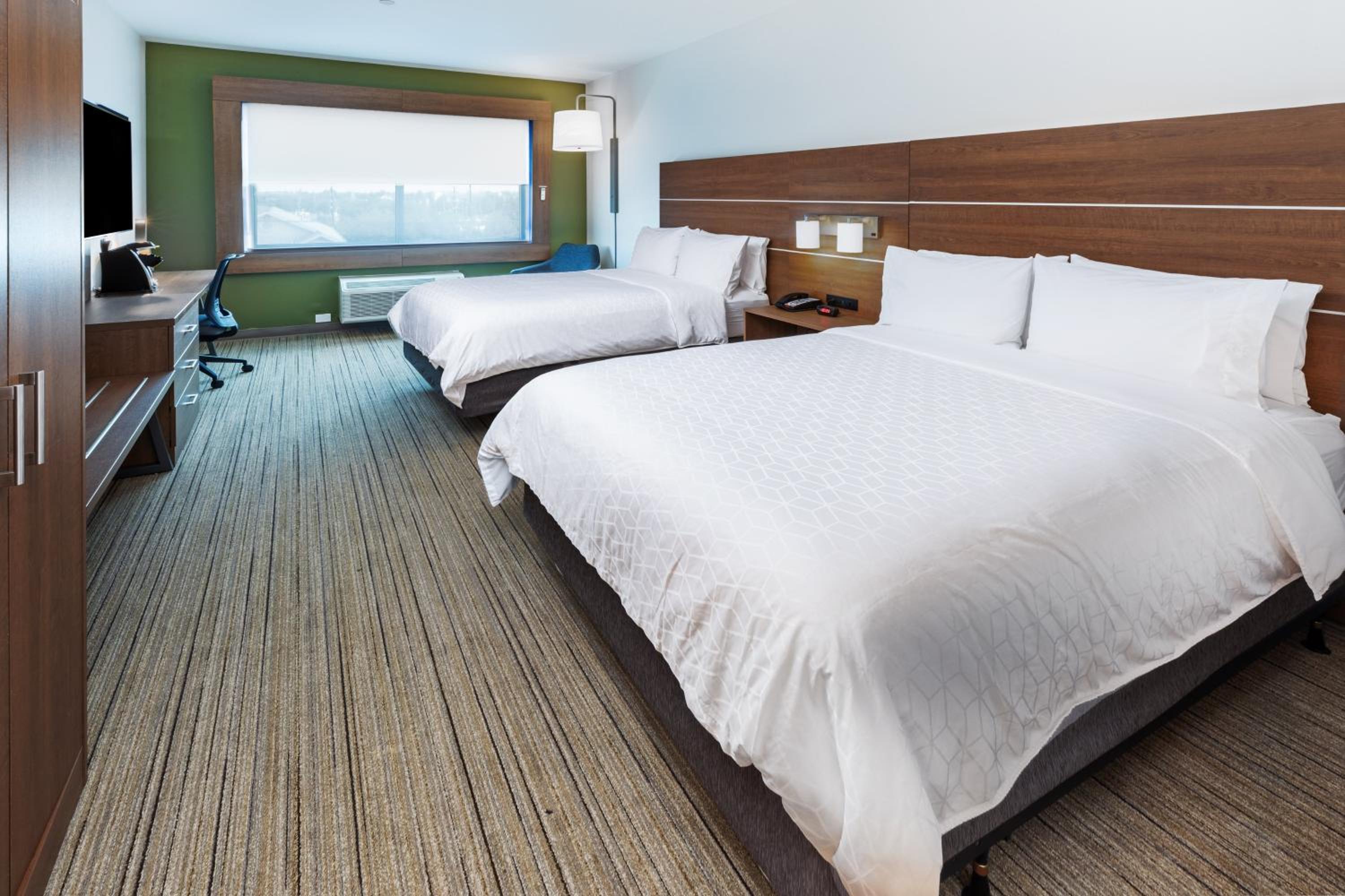 Standard Queen Room with Two Queen Beds - Photo 2