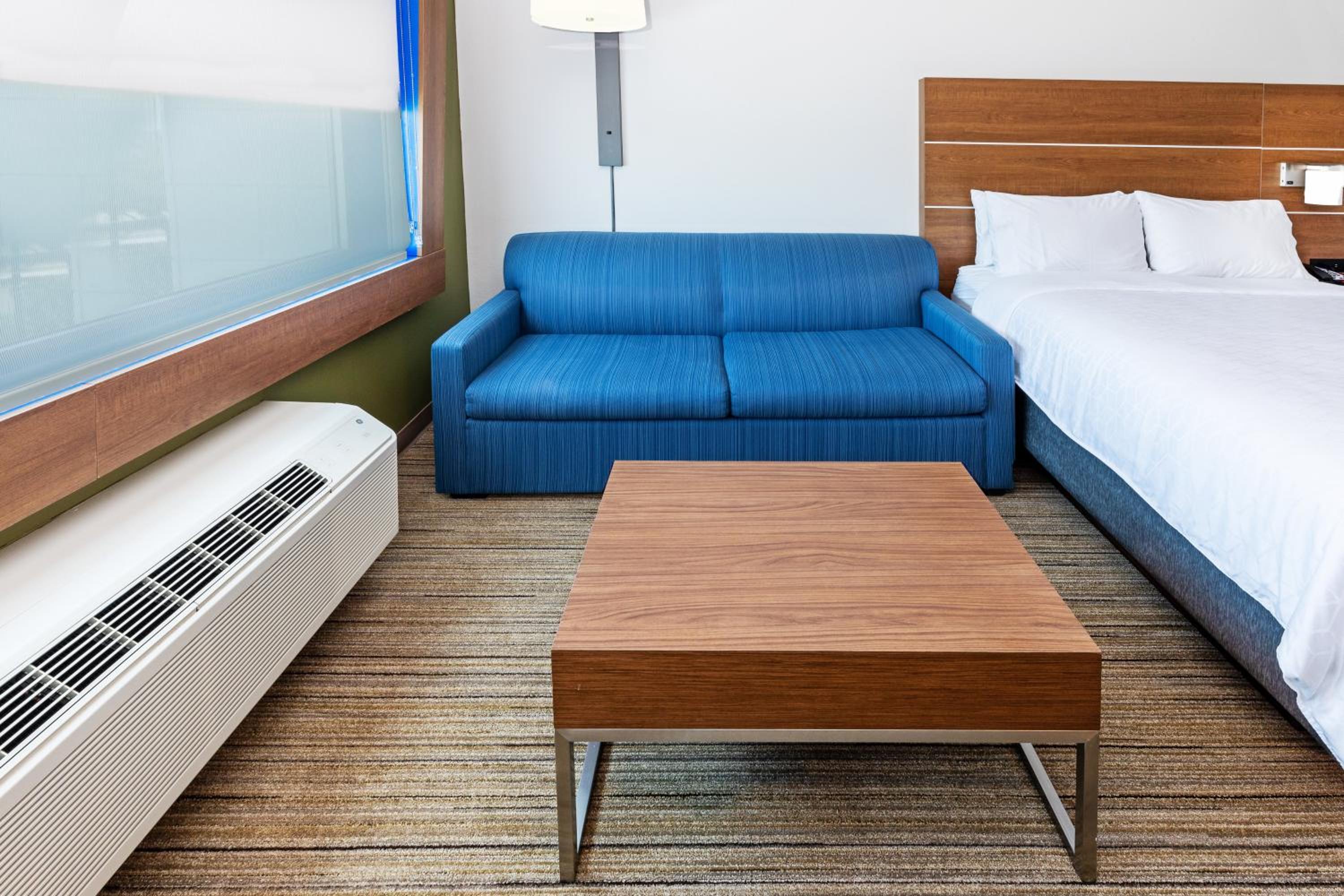 Suite with Two Queen Beds - Photo 4