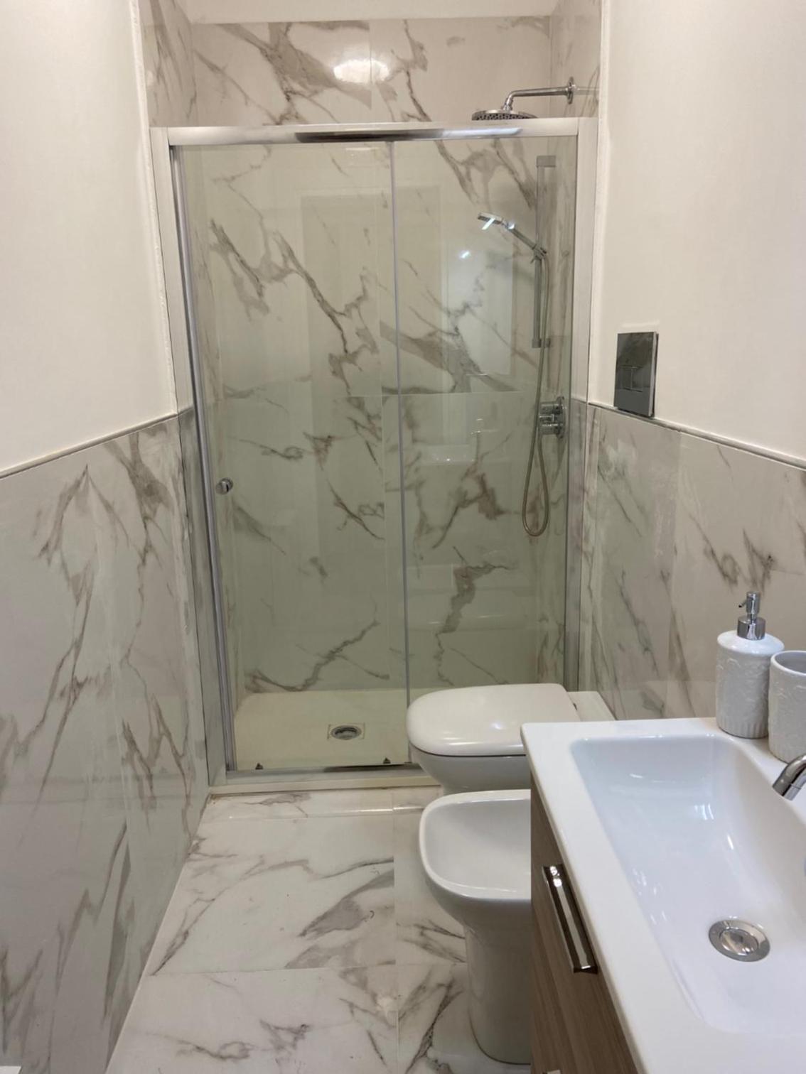 Double Room with Private Bathroom - Photo 3