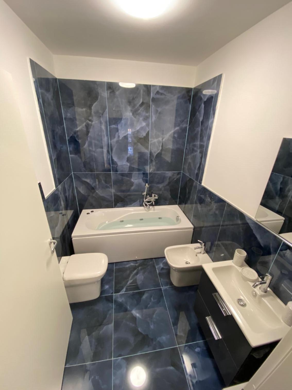 Queen Room with Spa Bath - Photo 7