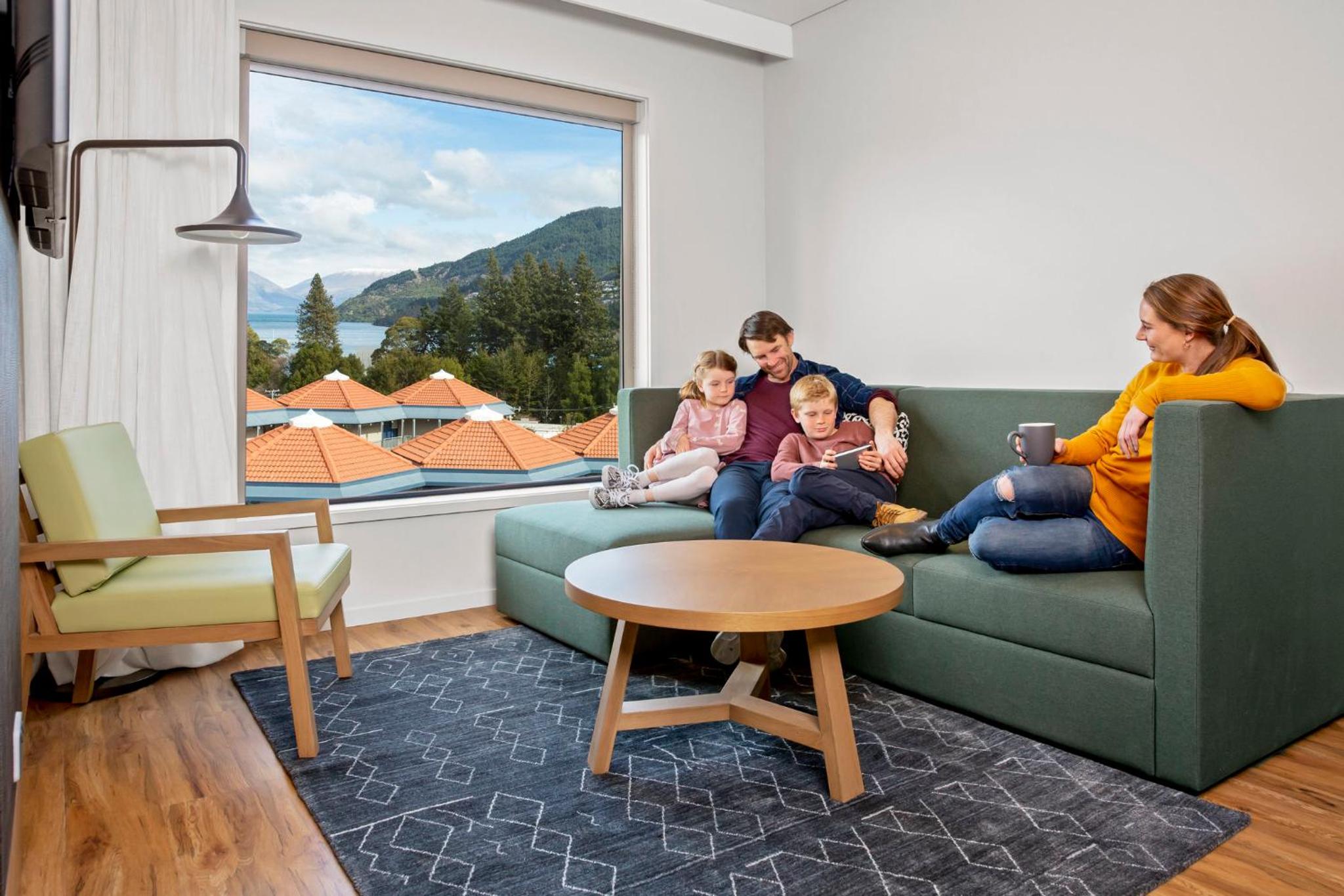 One-Bedroom Suite with Mountain View - Free Breakfast - Photo 6