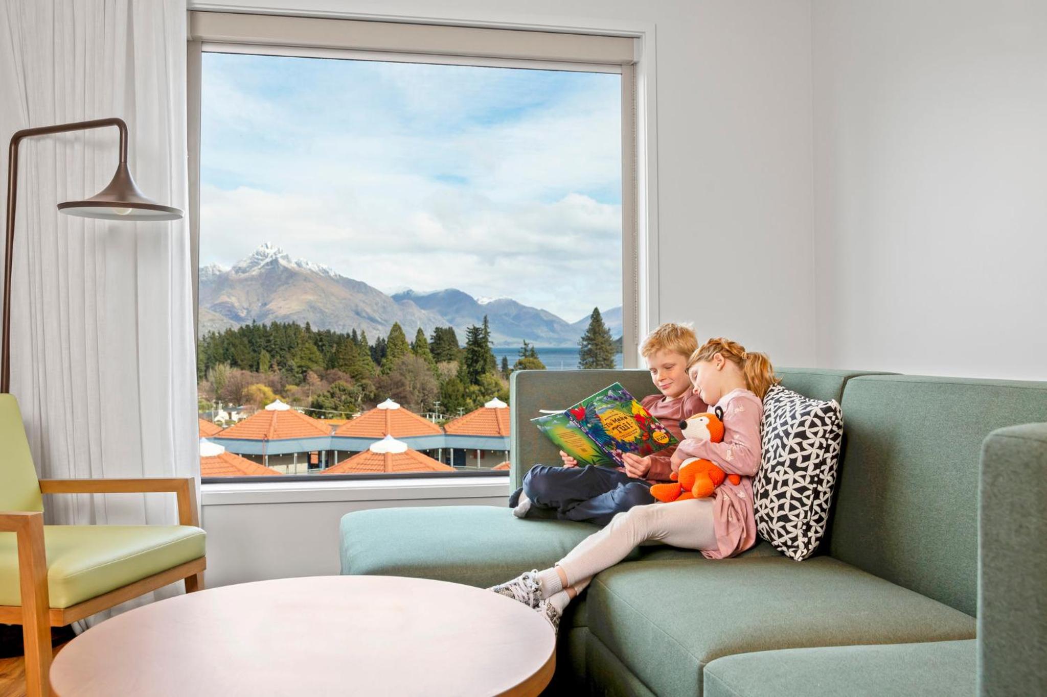 One-Bedroom Suite with Mountain View - Free Breakfast - Photo 9