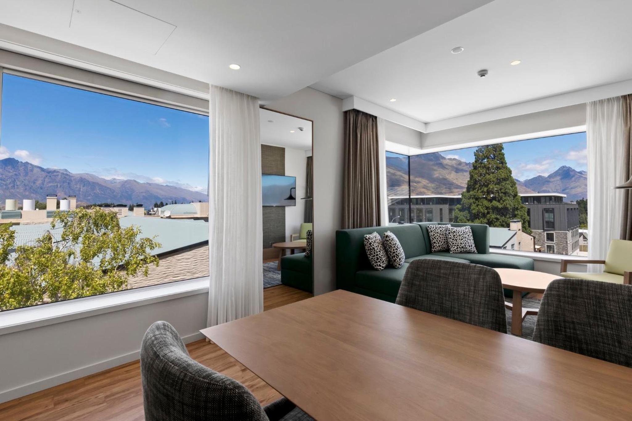 One-Bedroom Suite with Mountain View - Free Breakfast - Photo 8