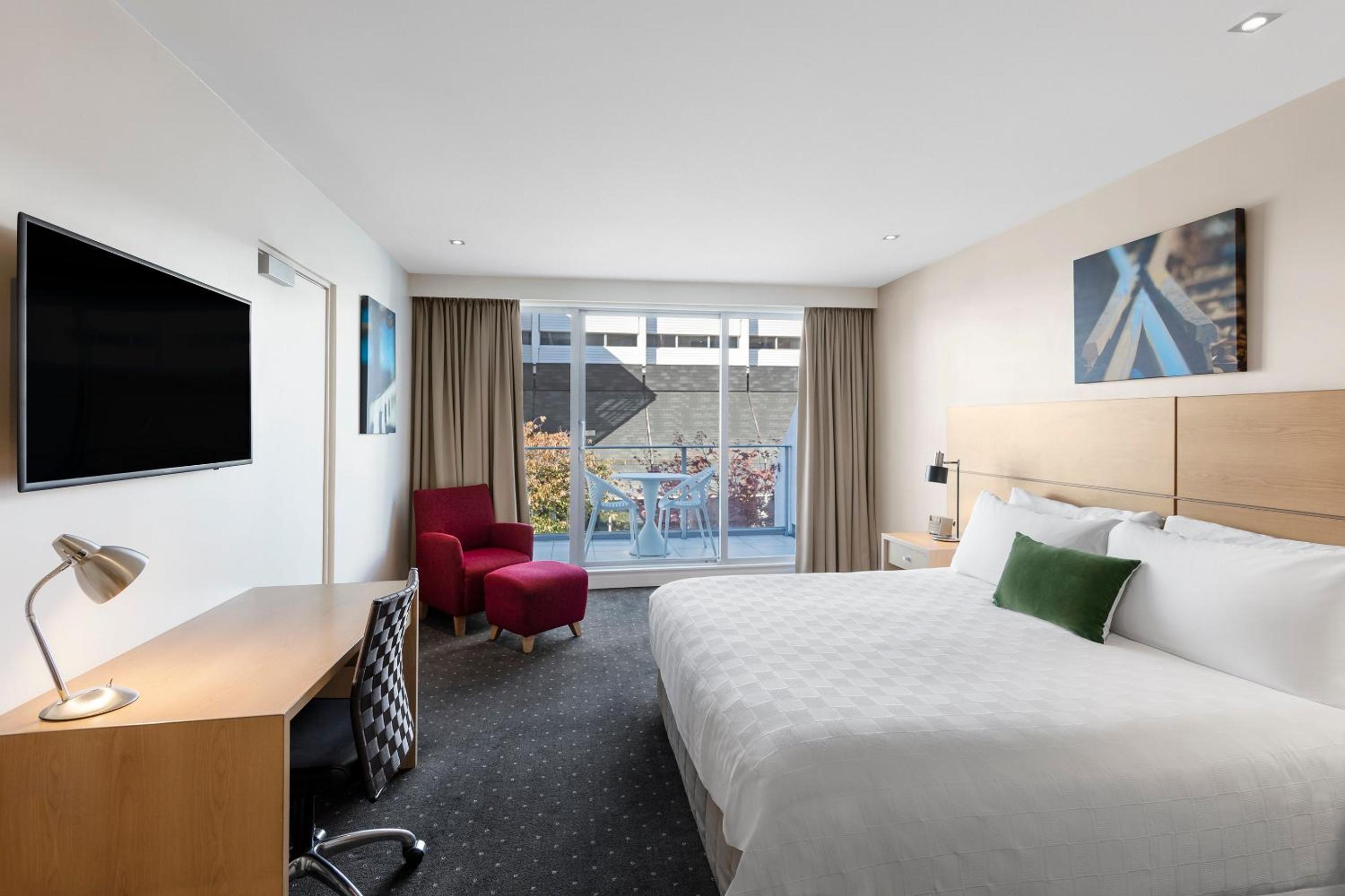 Standard King Room with Balcony - Photo 5