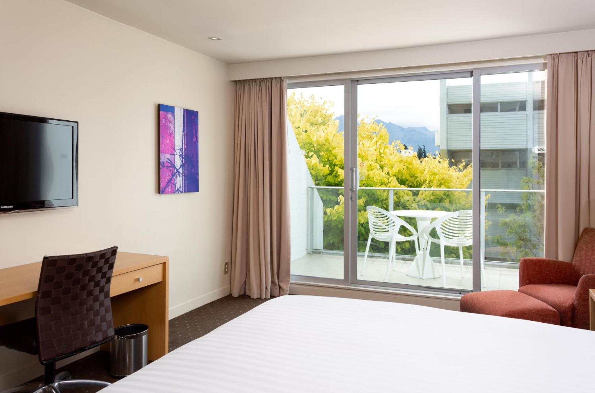 Standard King Room with Balcony - Photo 11