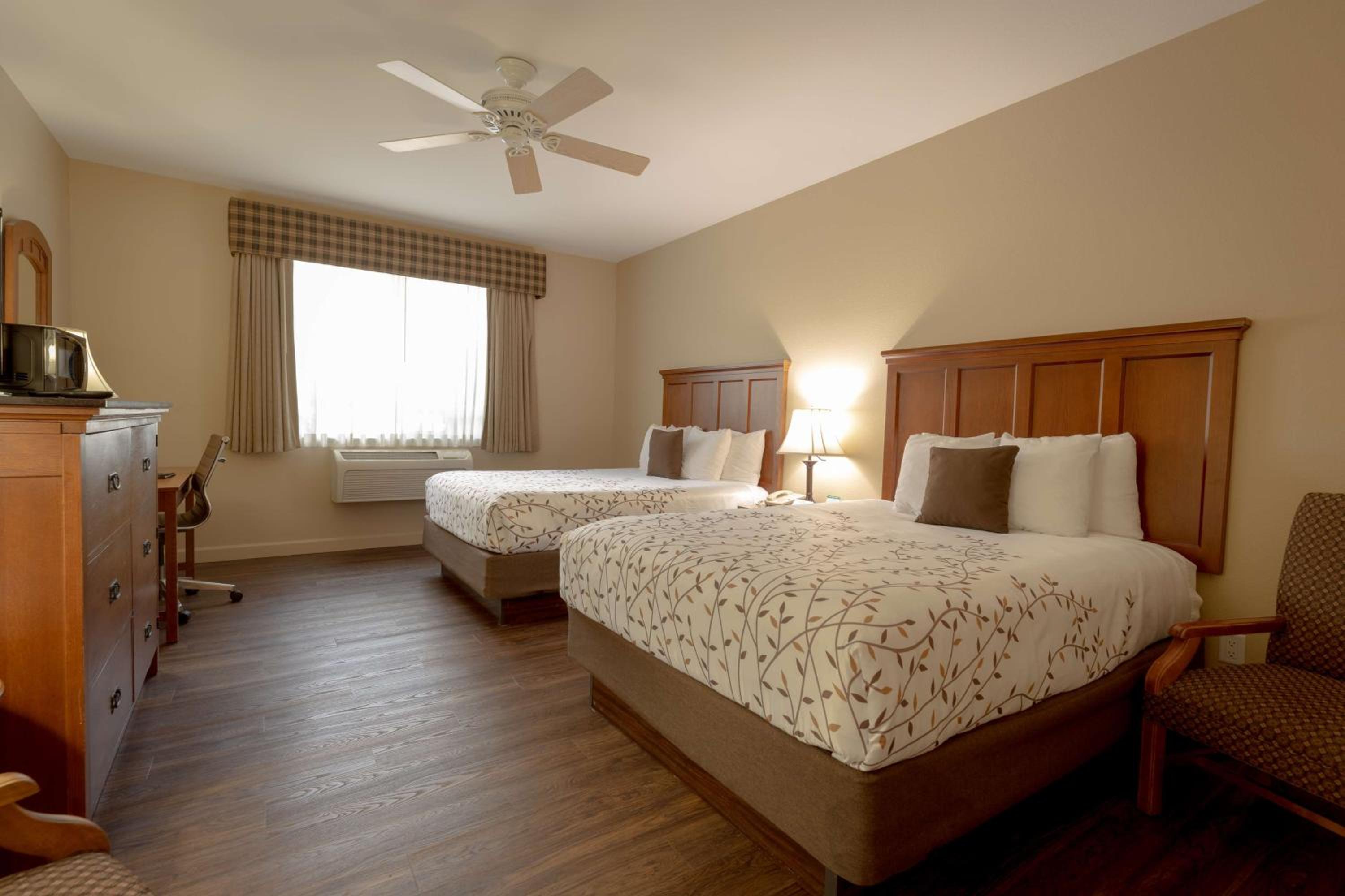 Queen Room with Two Queen Beds photo 1