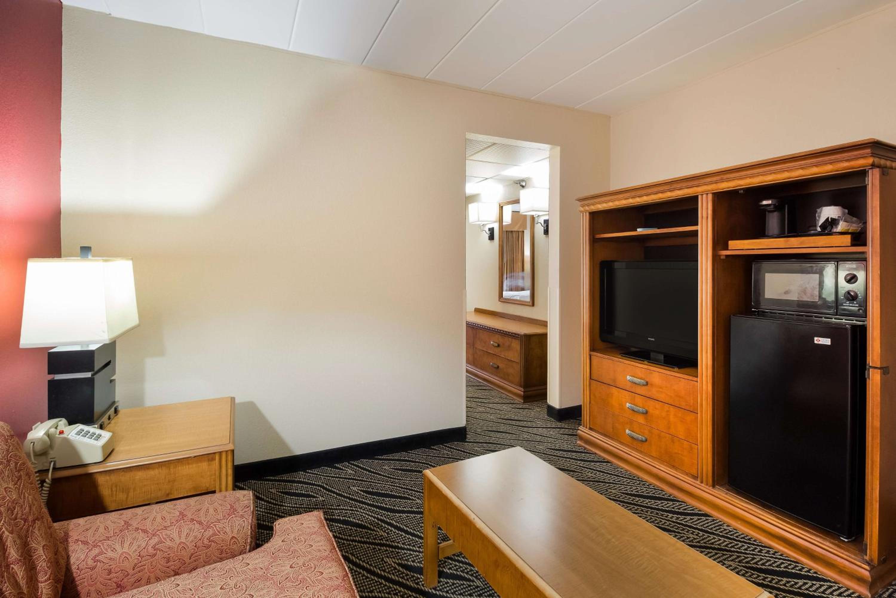Queen Suite with Pool View - Non-Smoking photo 2