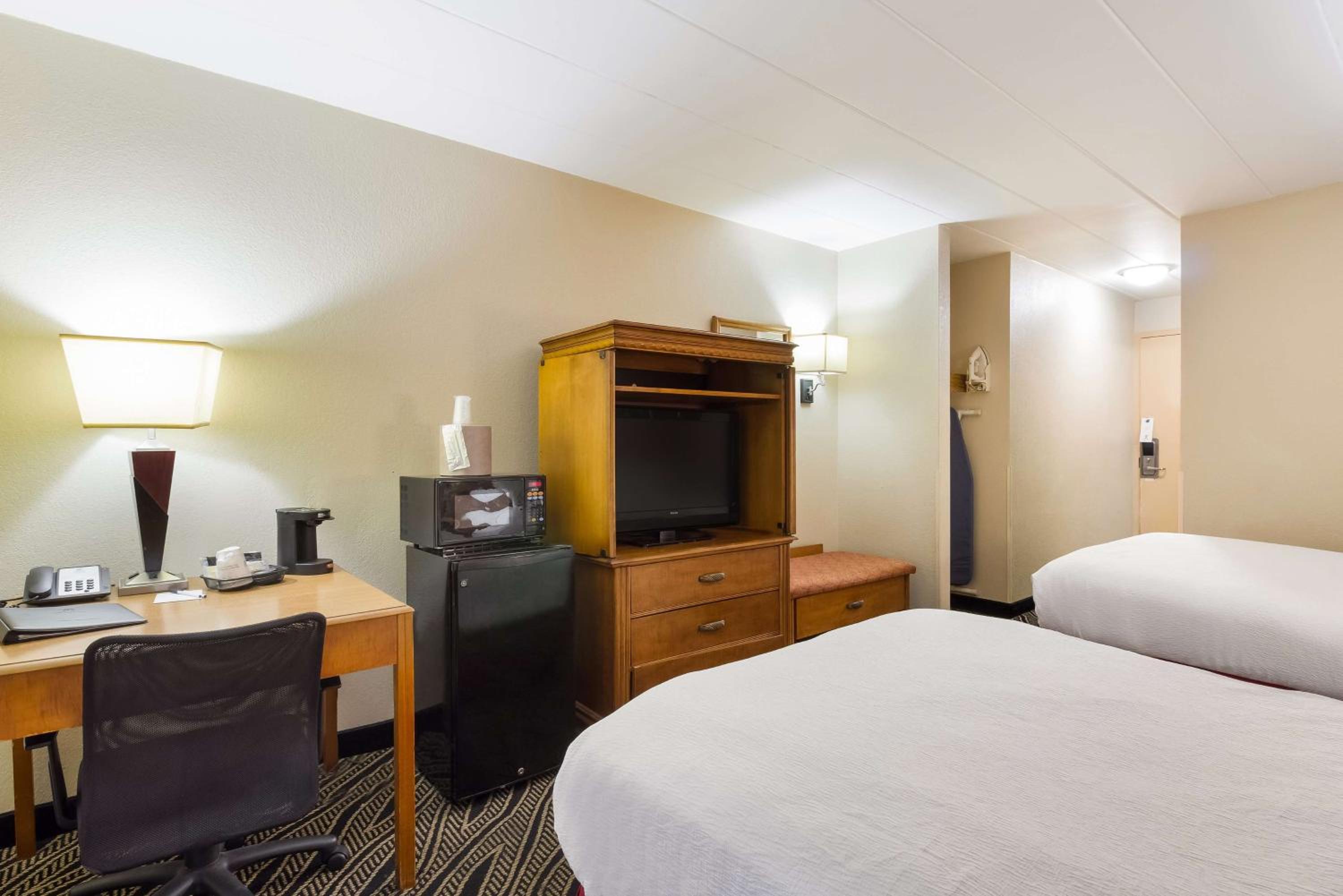 Double Room with Two Double Beds - Pet Friendly/Non-Smoking photo 3