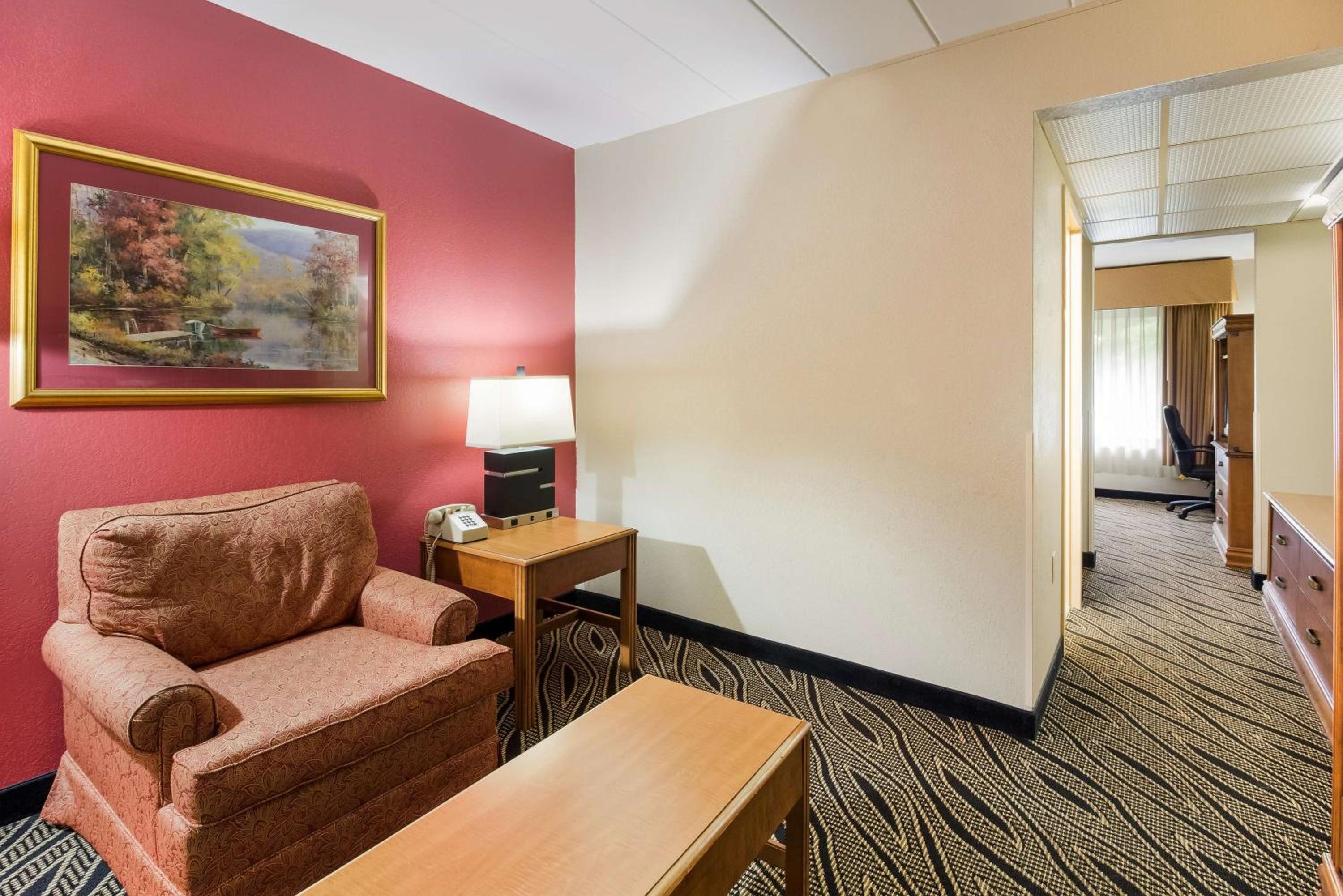 Queen Suite with Pool View - Non-Smoking photo 1