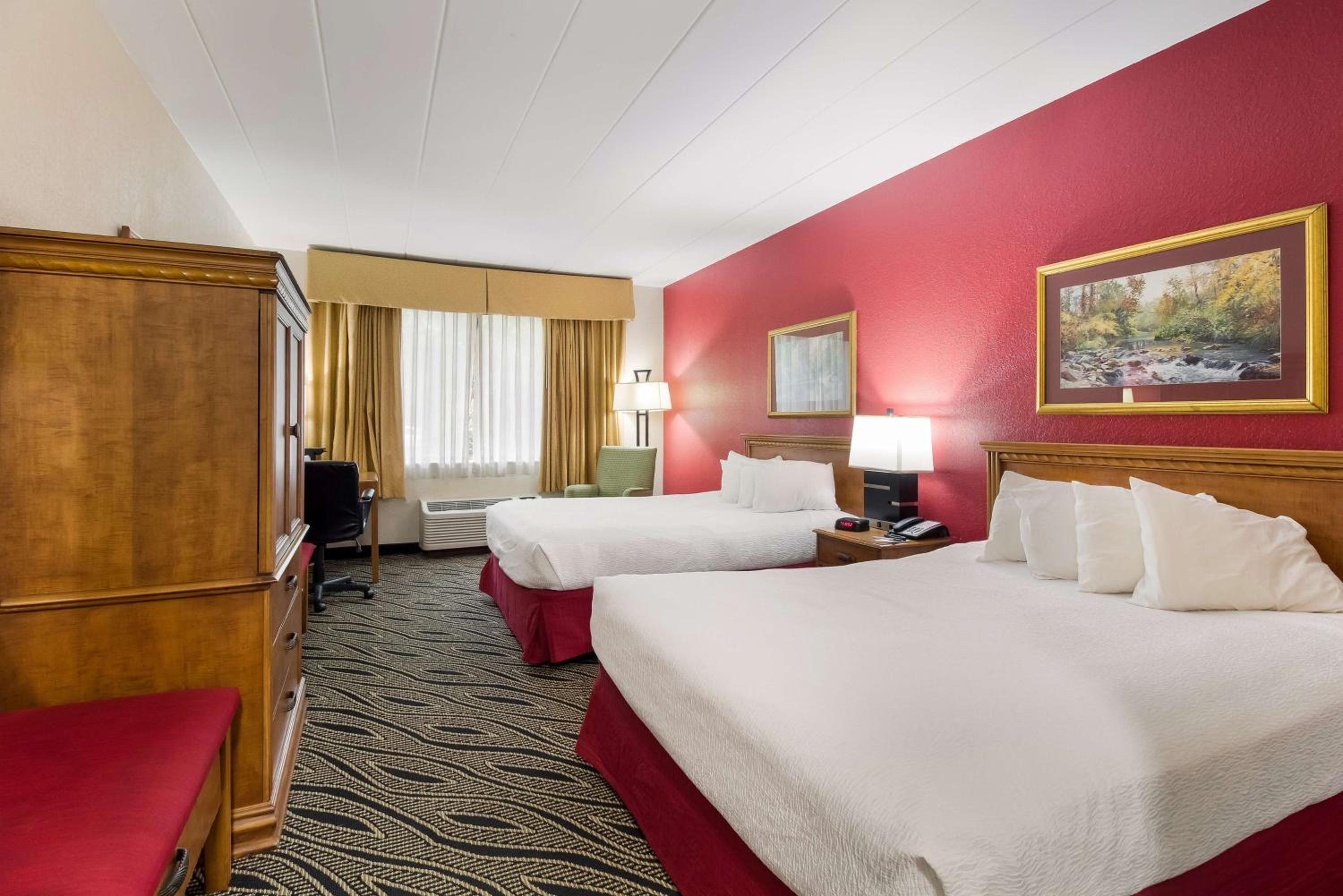 Queen Room - Non-Smoking photo 3