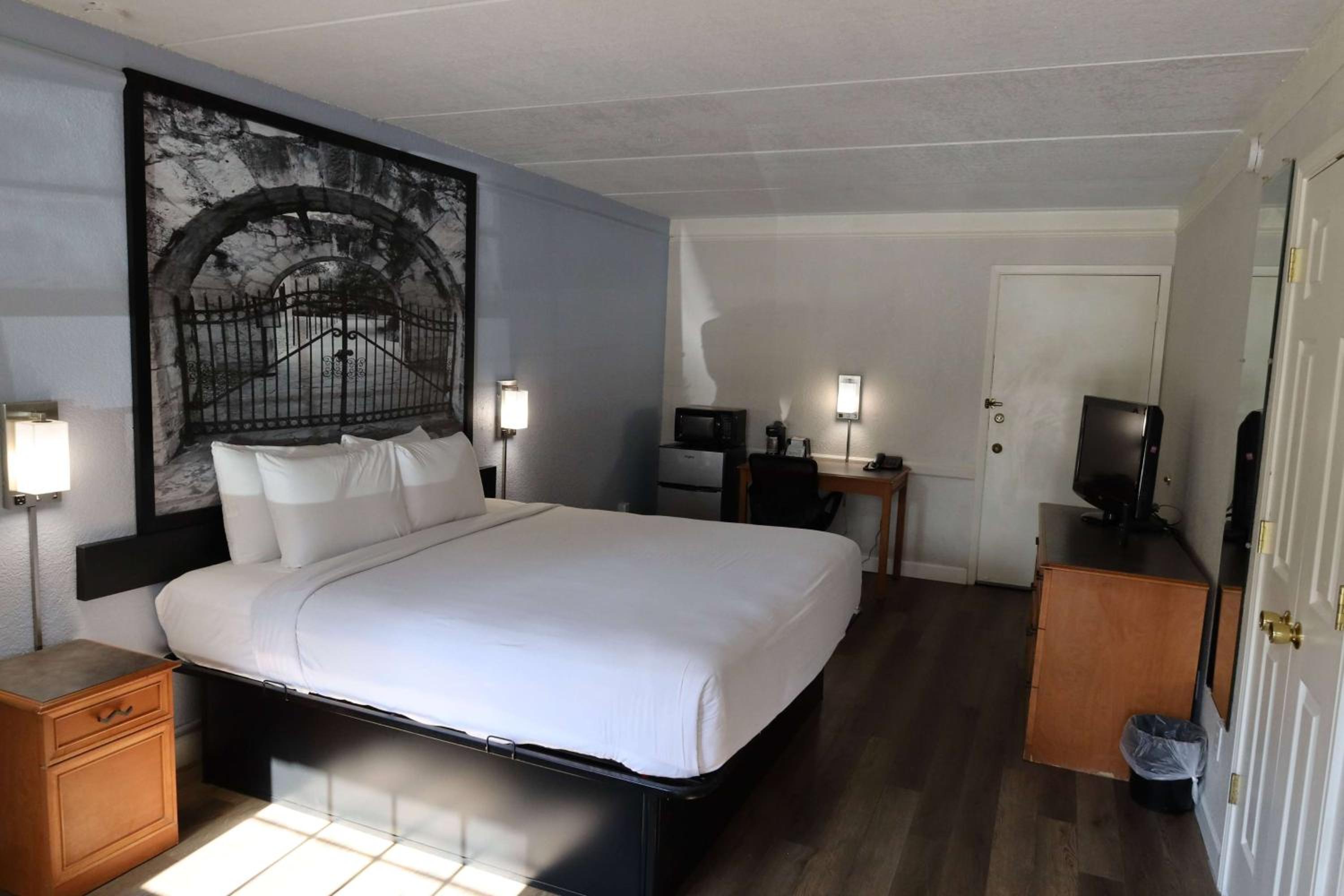 King Room - Non-Smoking - Photo 2
