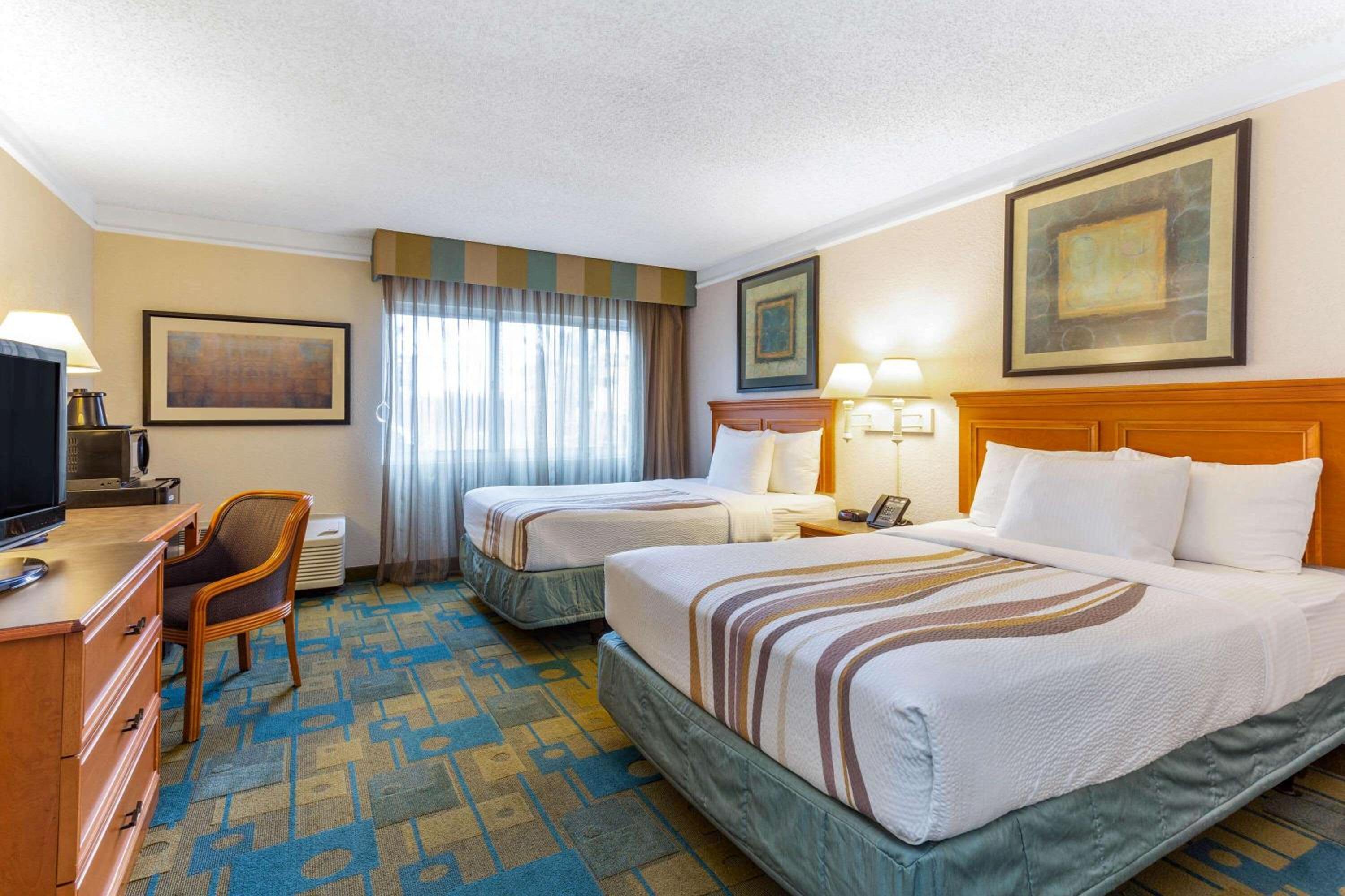 Deluxe Double Room with Two Double Beds - Non-Smoking photo 3