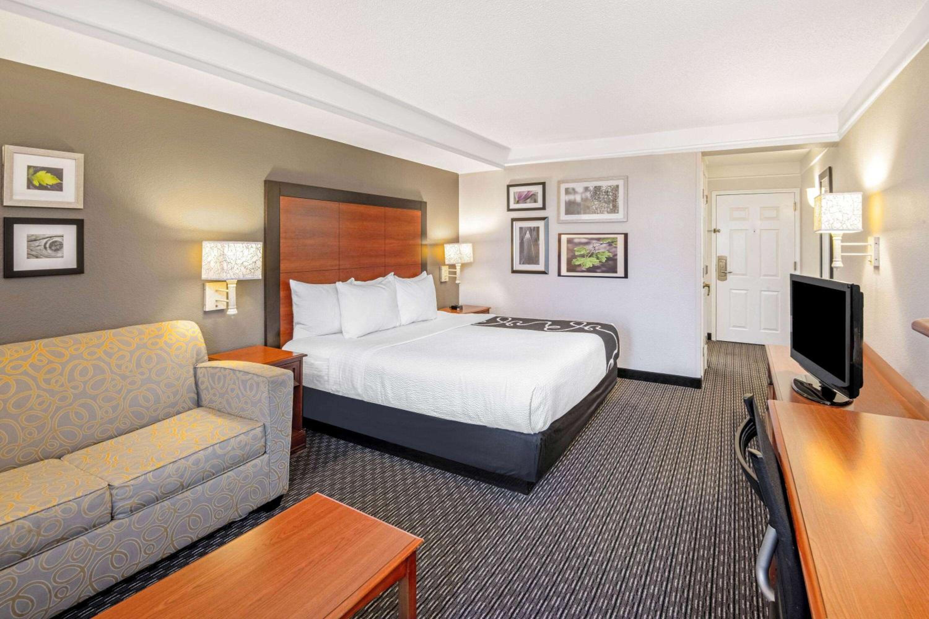 Deluxe King Room with Sofa Bed photo 3