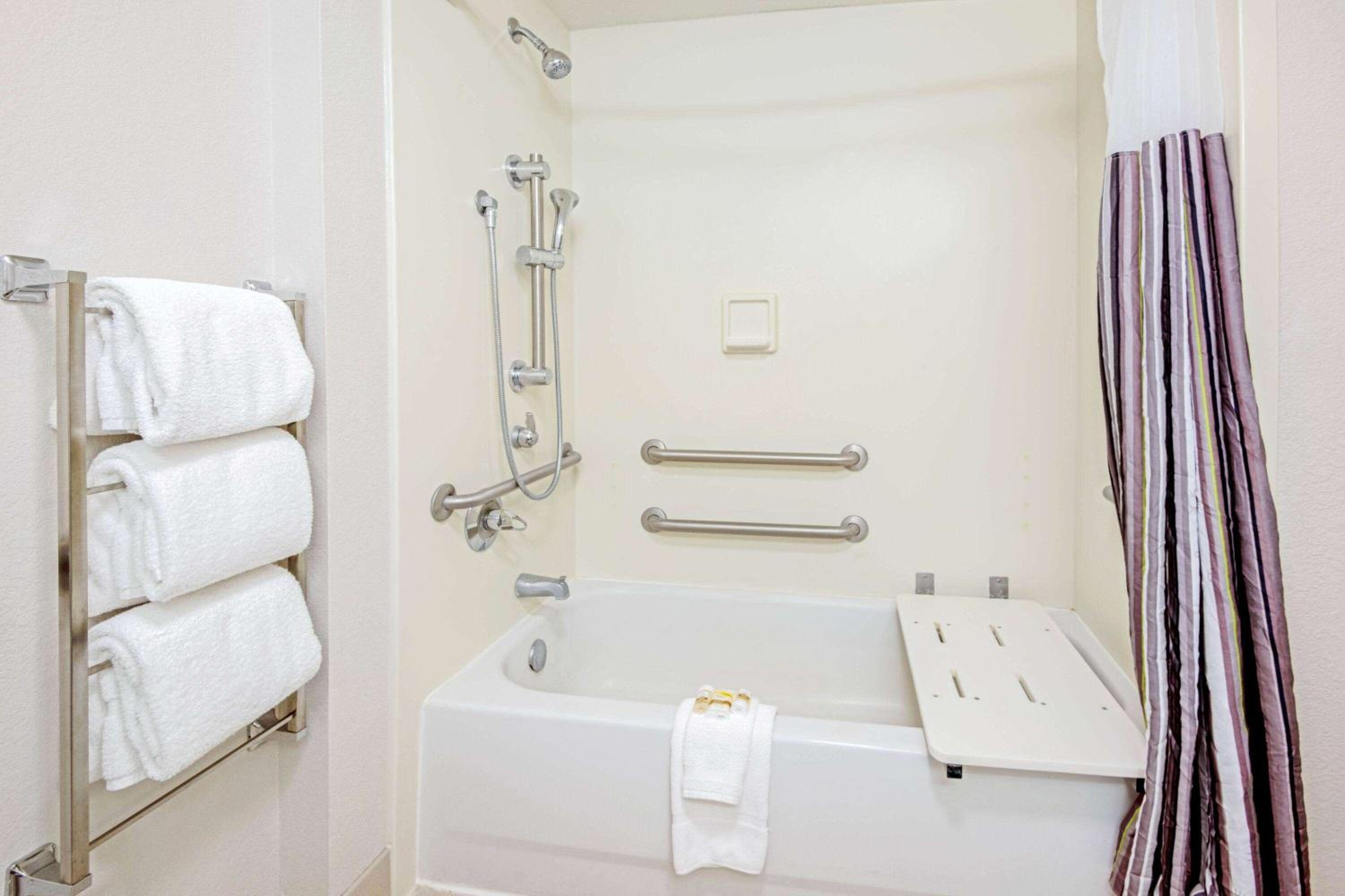 King Room with Bath Tub - Mobility/Hearing Accessible - Non-Smoking photo 3