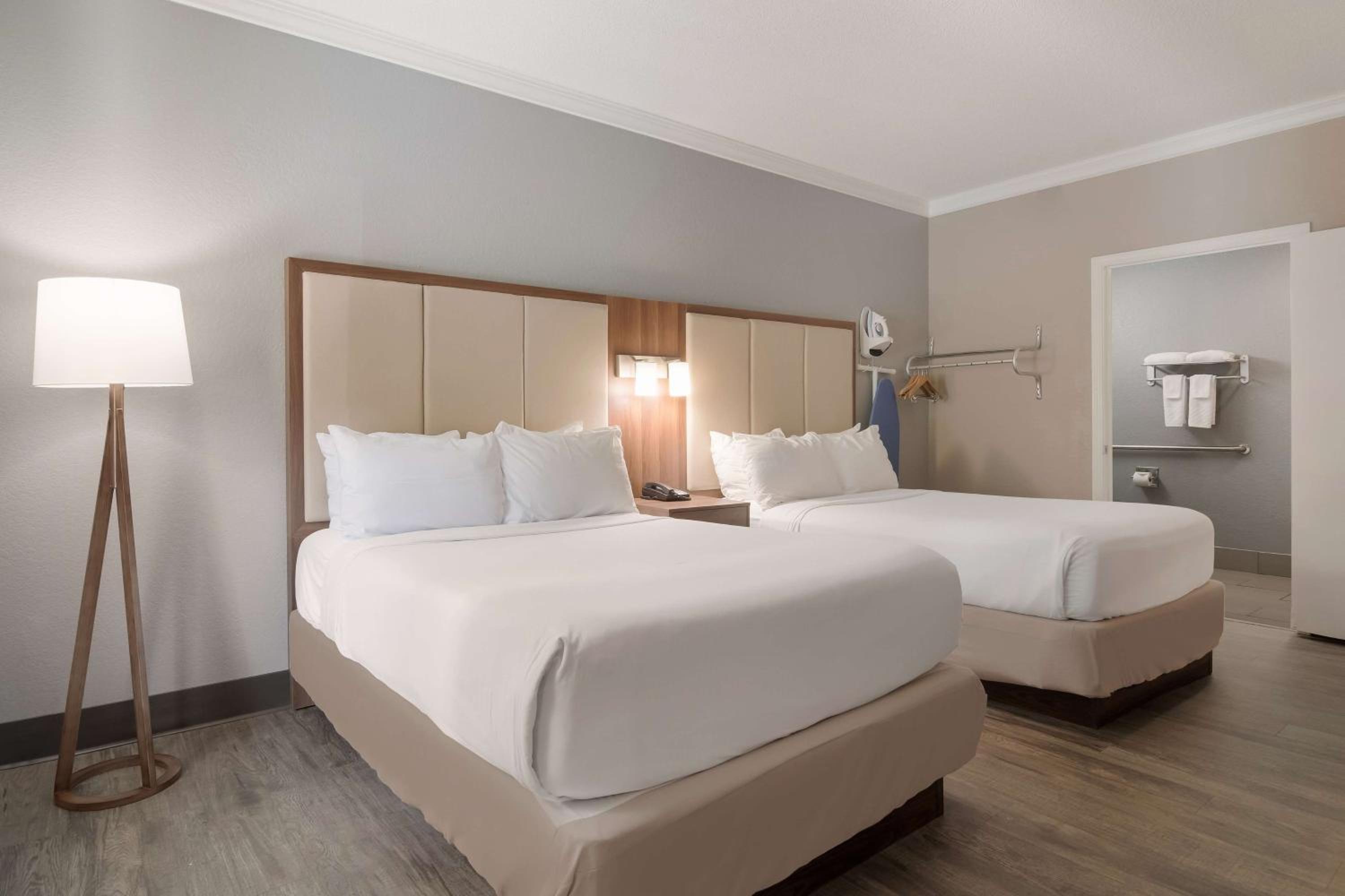 Double Room with Two Double Beds - Mobility Accessible/Non-Smoking - Photo 1