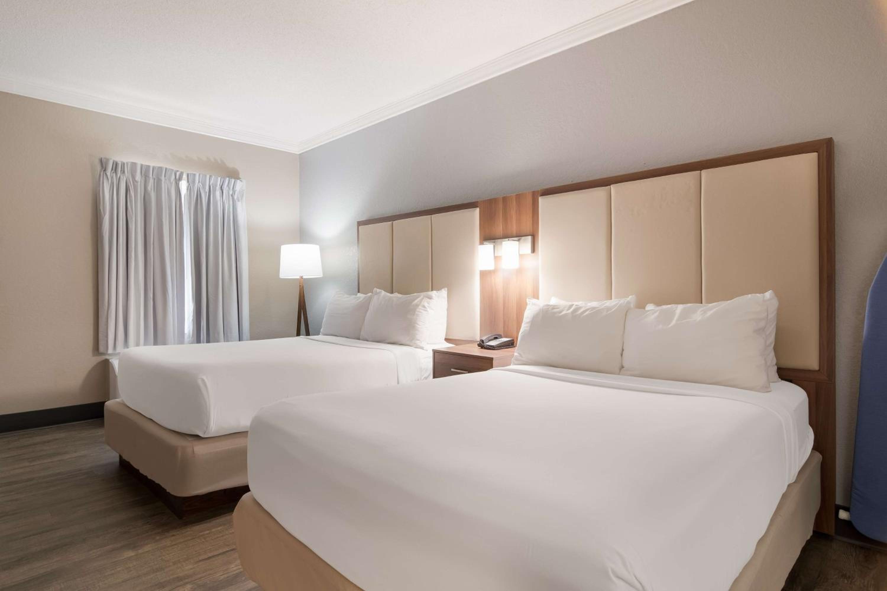 Double Room with Two Double Beds - Mobility Accessible/Non-Smoking - Photo 2