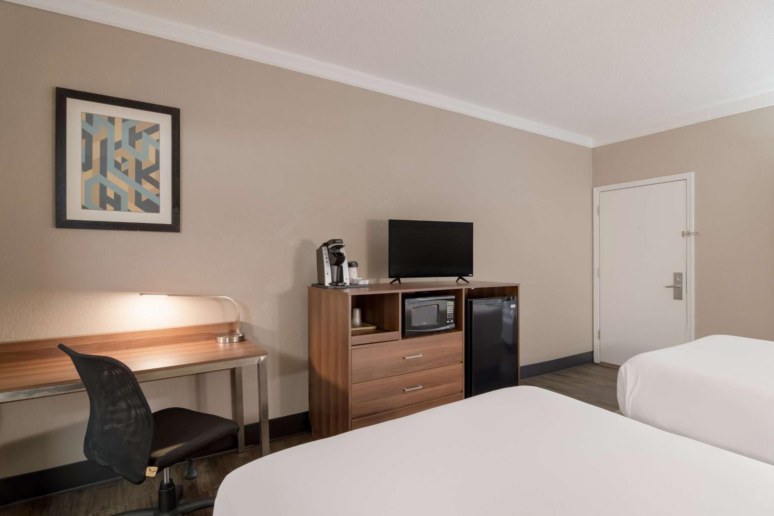 Double Room with Two Double Beds - Mobility Accessible/Non-Smoking - Photo 3