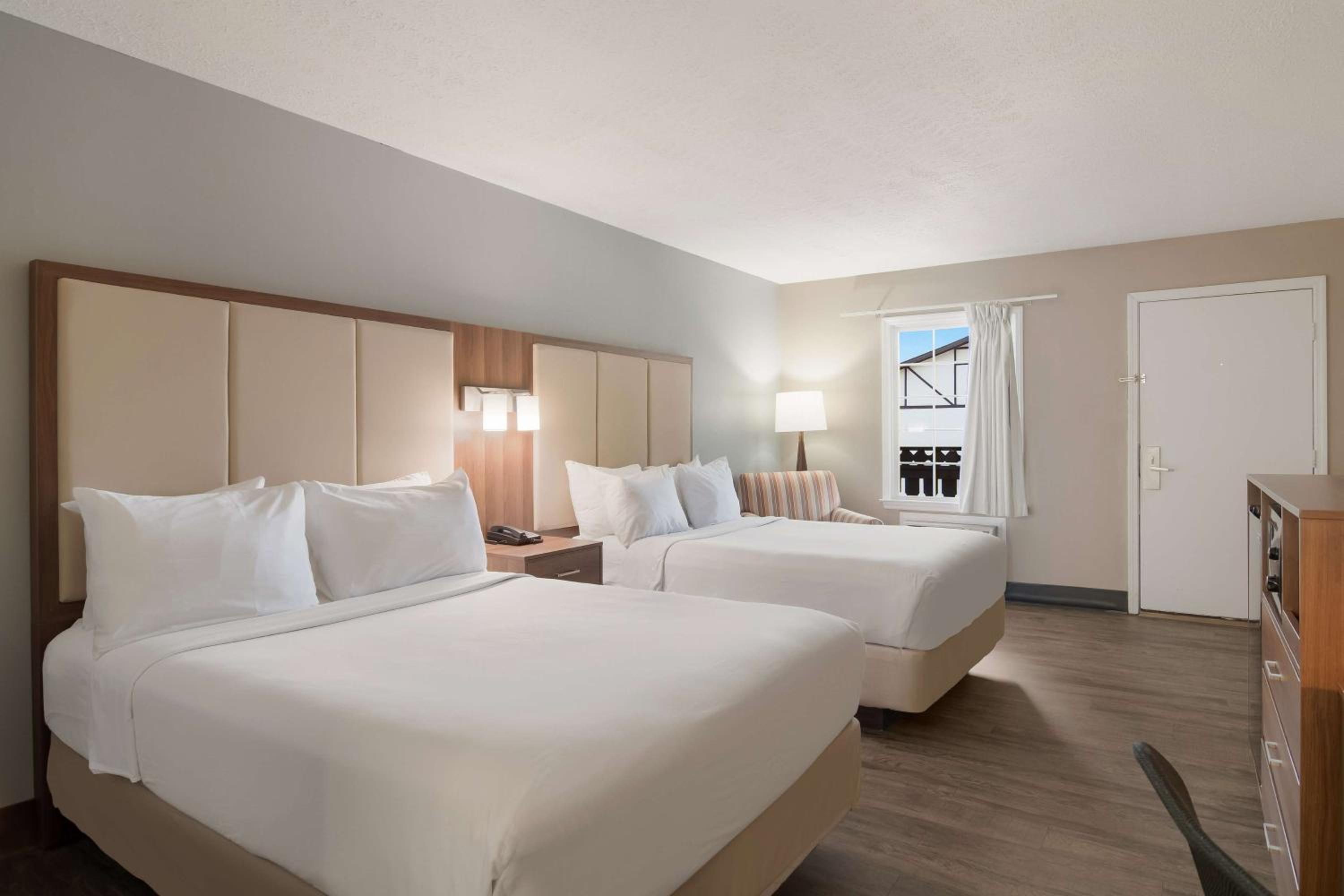 Double Room with Two Double Beds - Non-Smoking - Photo 2