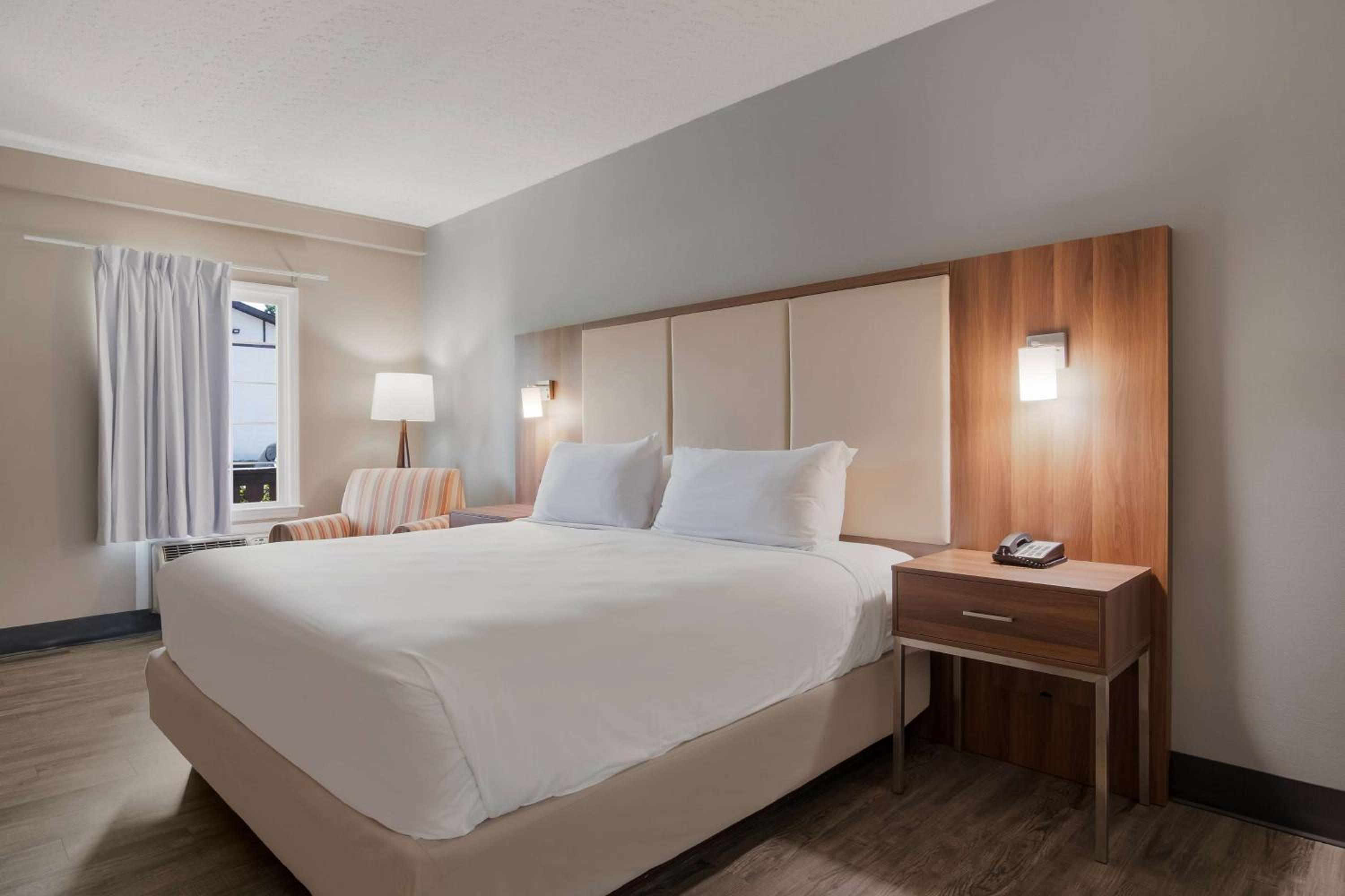 King Room - Non-Smoking - Photo 2