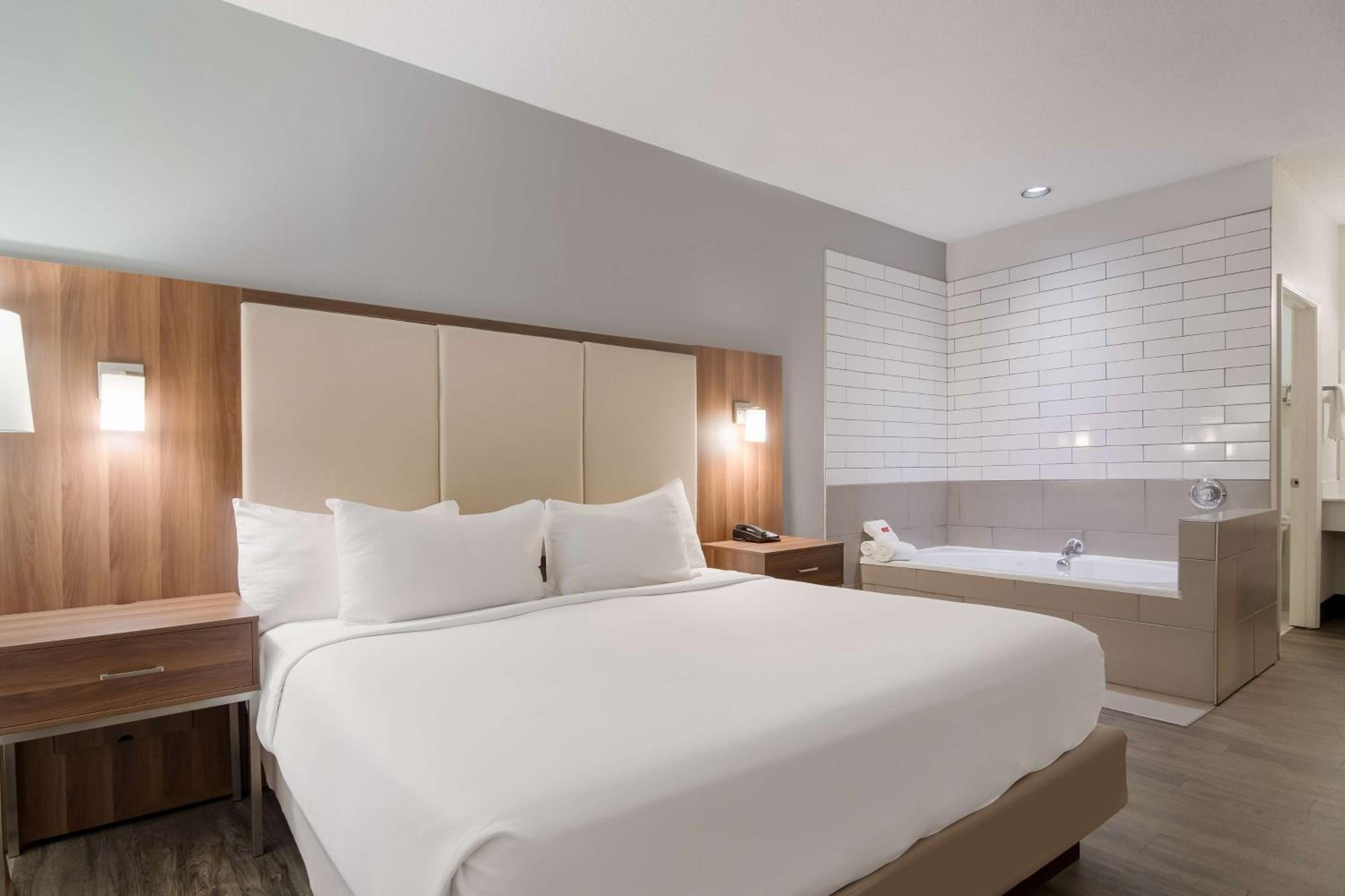King Suite with Spa Bath - Non-Smoking photo 1