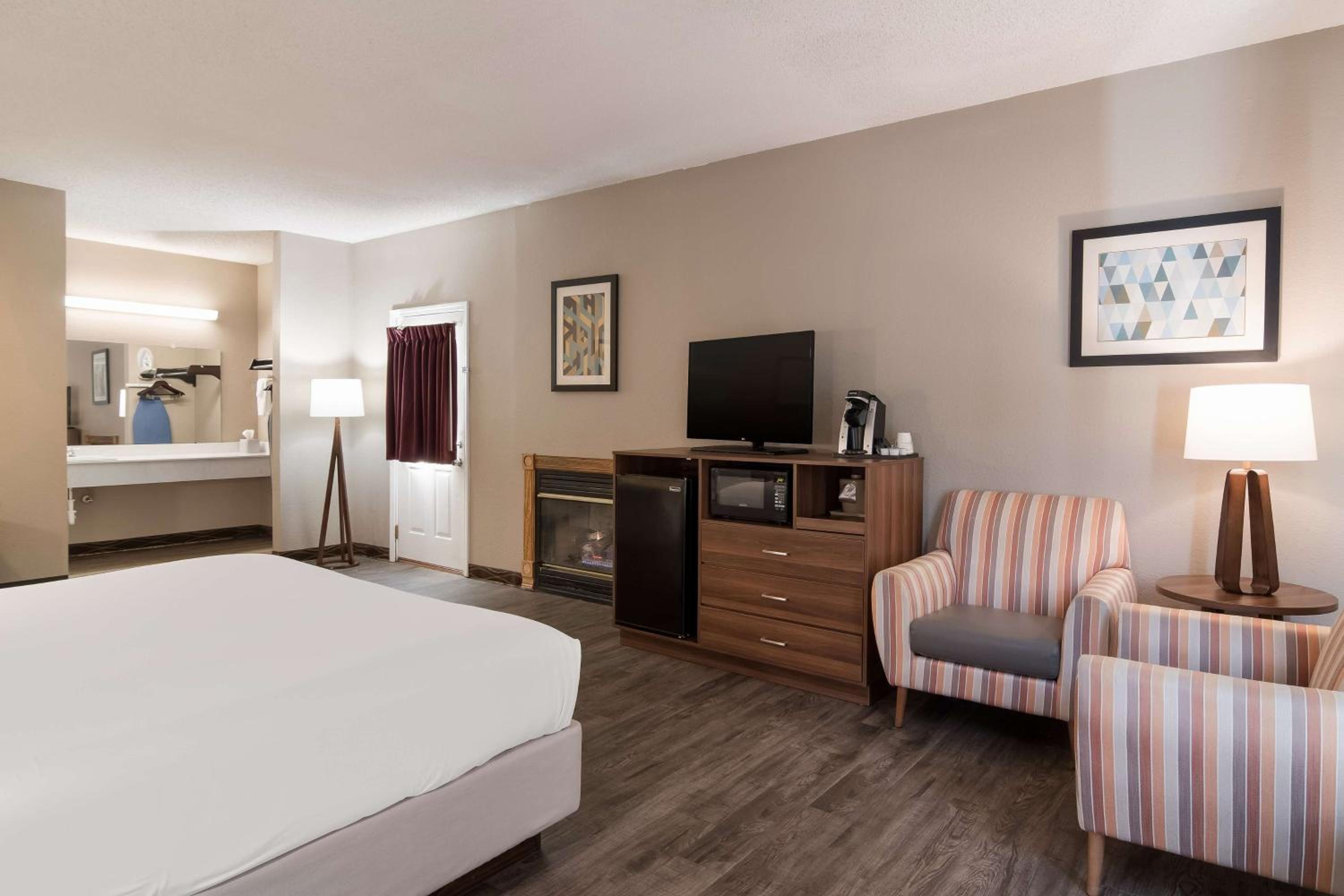 King Suite with Spa Bath - Non-Smoking - Photo 1