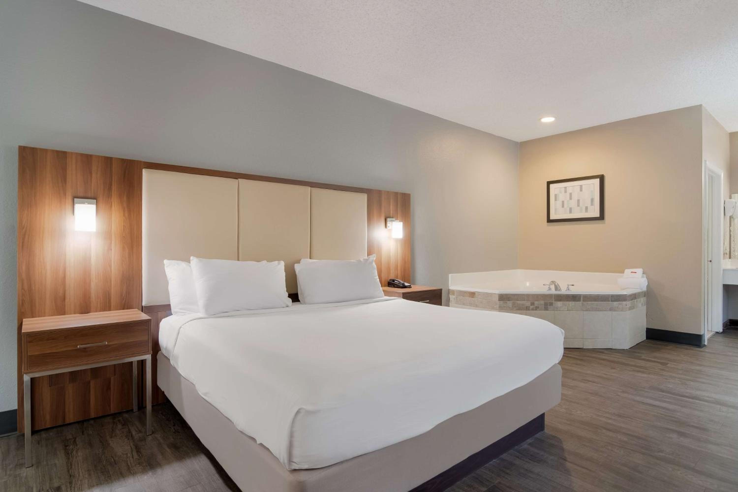 King Suite with Spa Bath - Non-Smoking - Photo 3