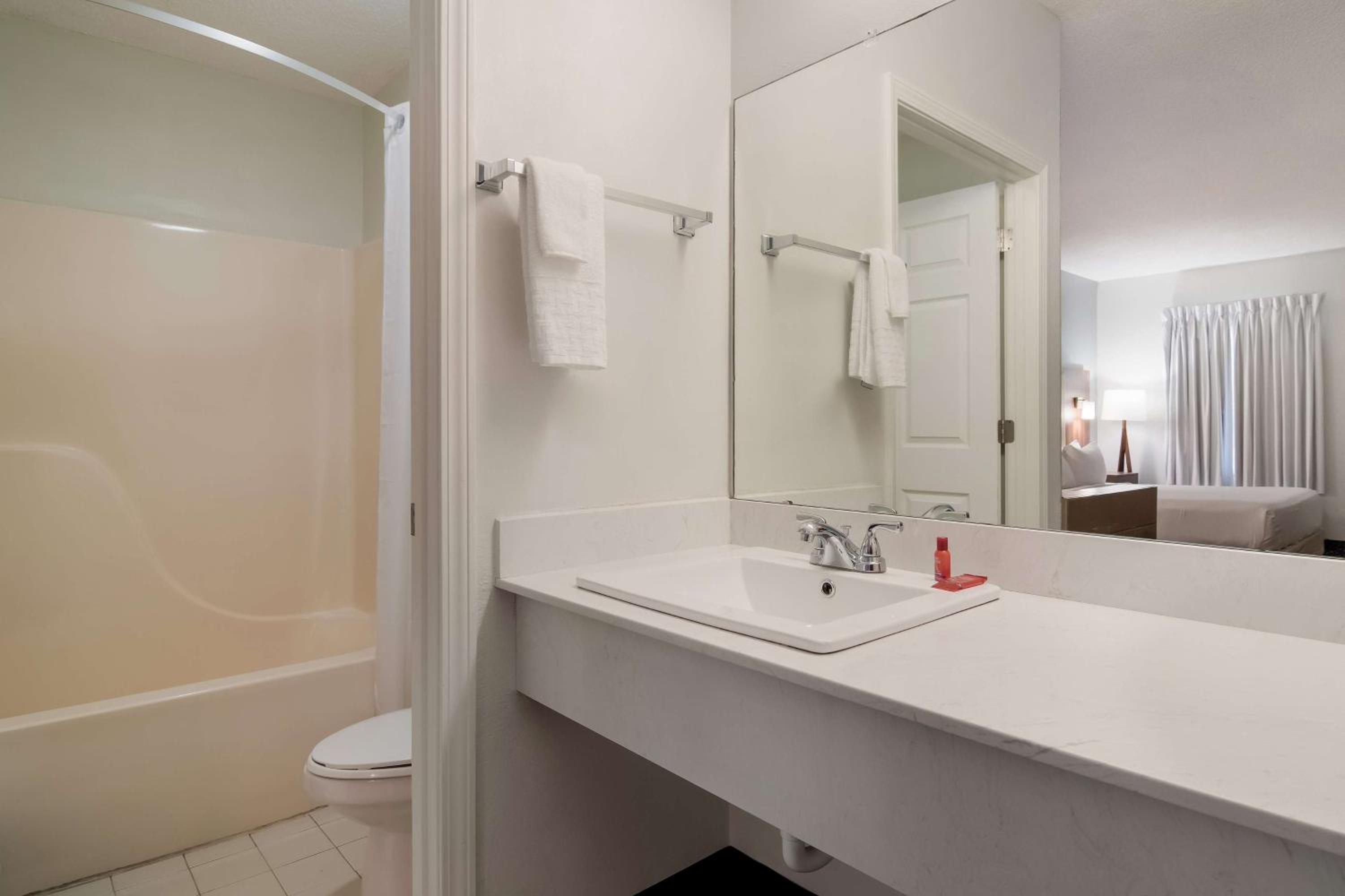 King Suite with Spa Bath - Non-Smoking - Photo 5