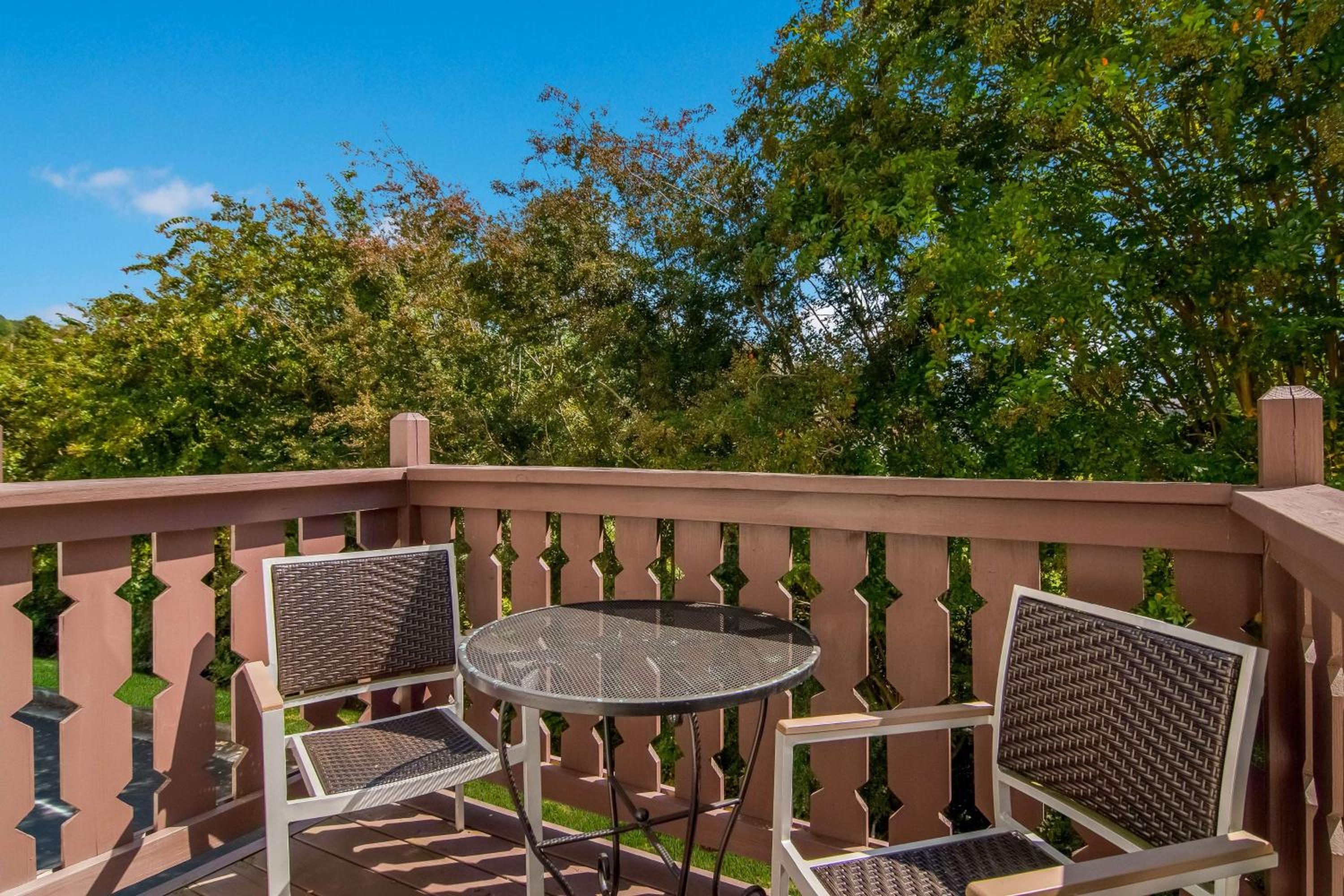 King Suite with Balcony, Spa Bath, Fireplace and Walk-In Shower - Non-Smoking photo 2