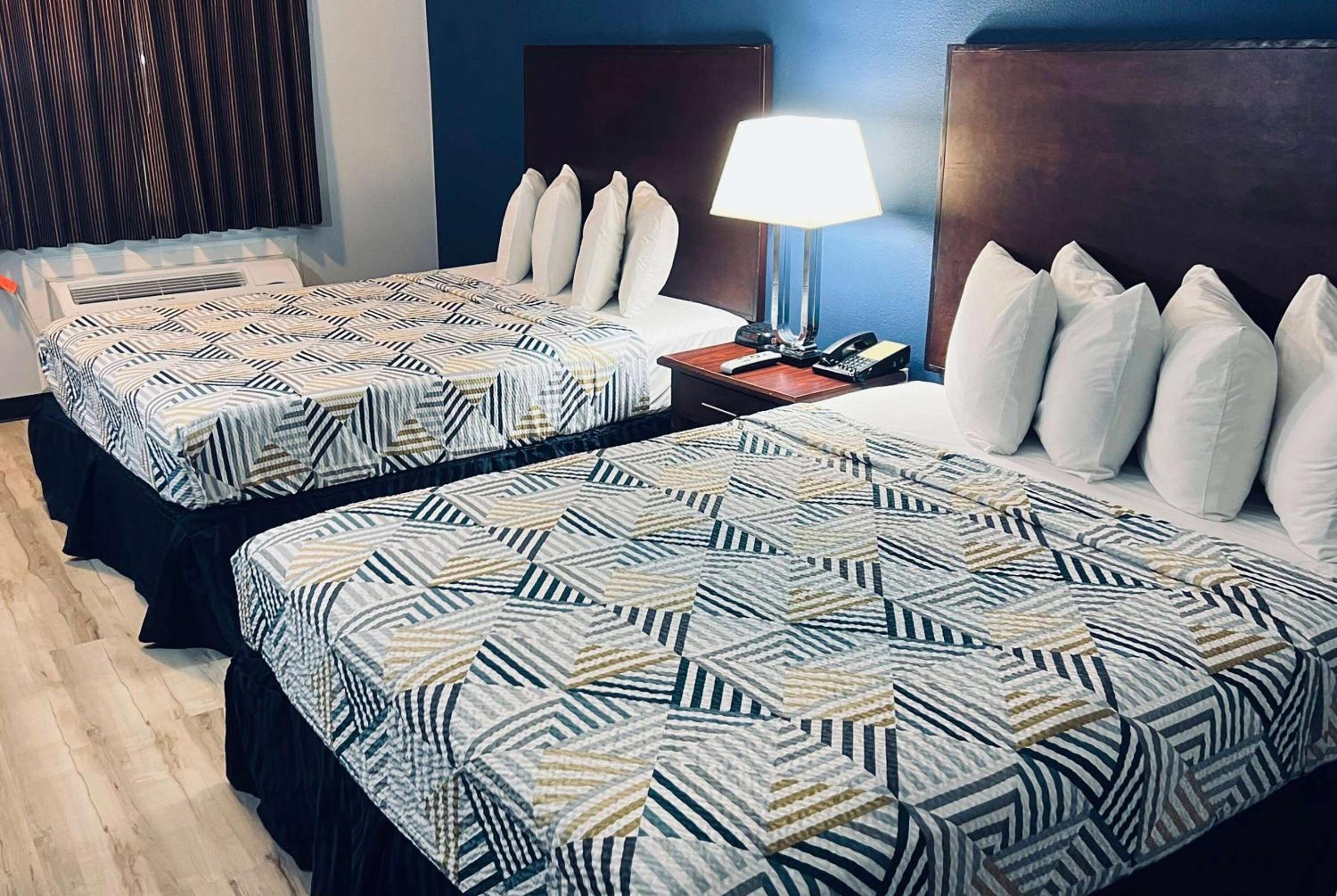 Queen Room with Two Queen Beds - Non-Smoking - Photo 3