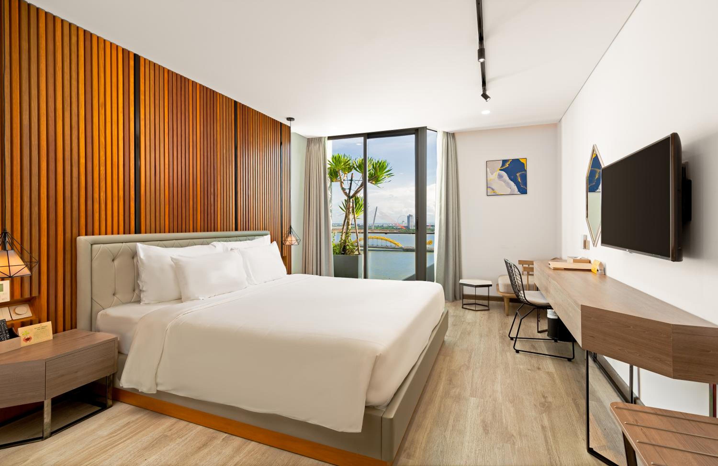 Special Offer - Deluxe Riverfront With Balcony - Photo 11