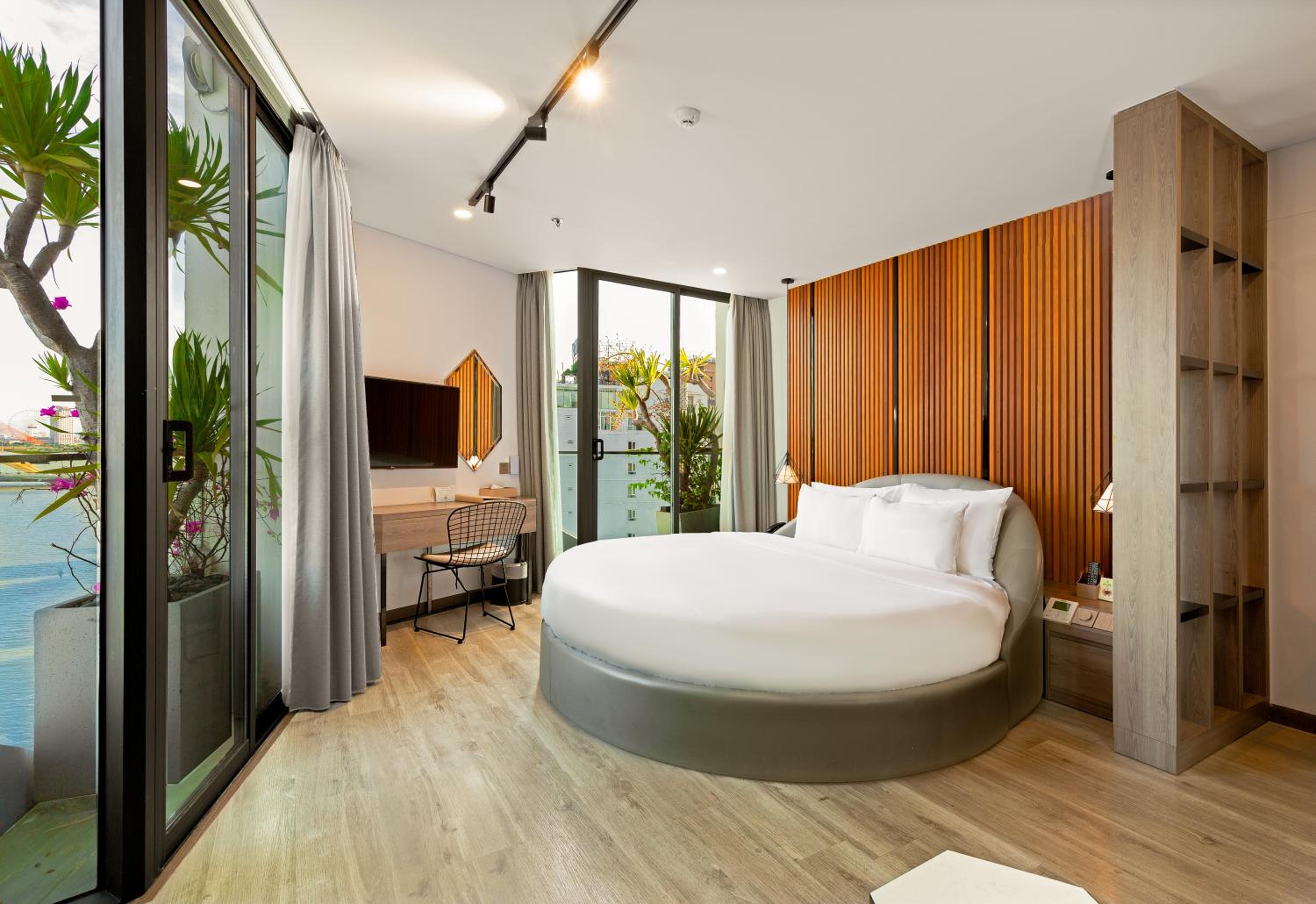 Special Offer - Deluxe Riverfront With Balcony - Photo 1