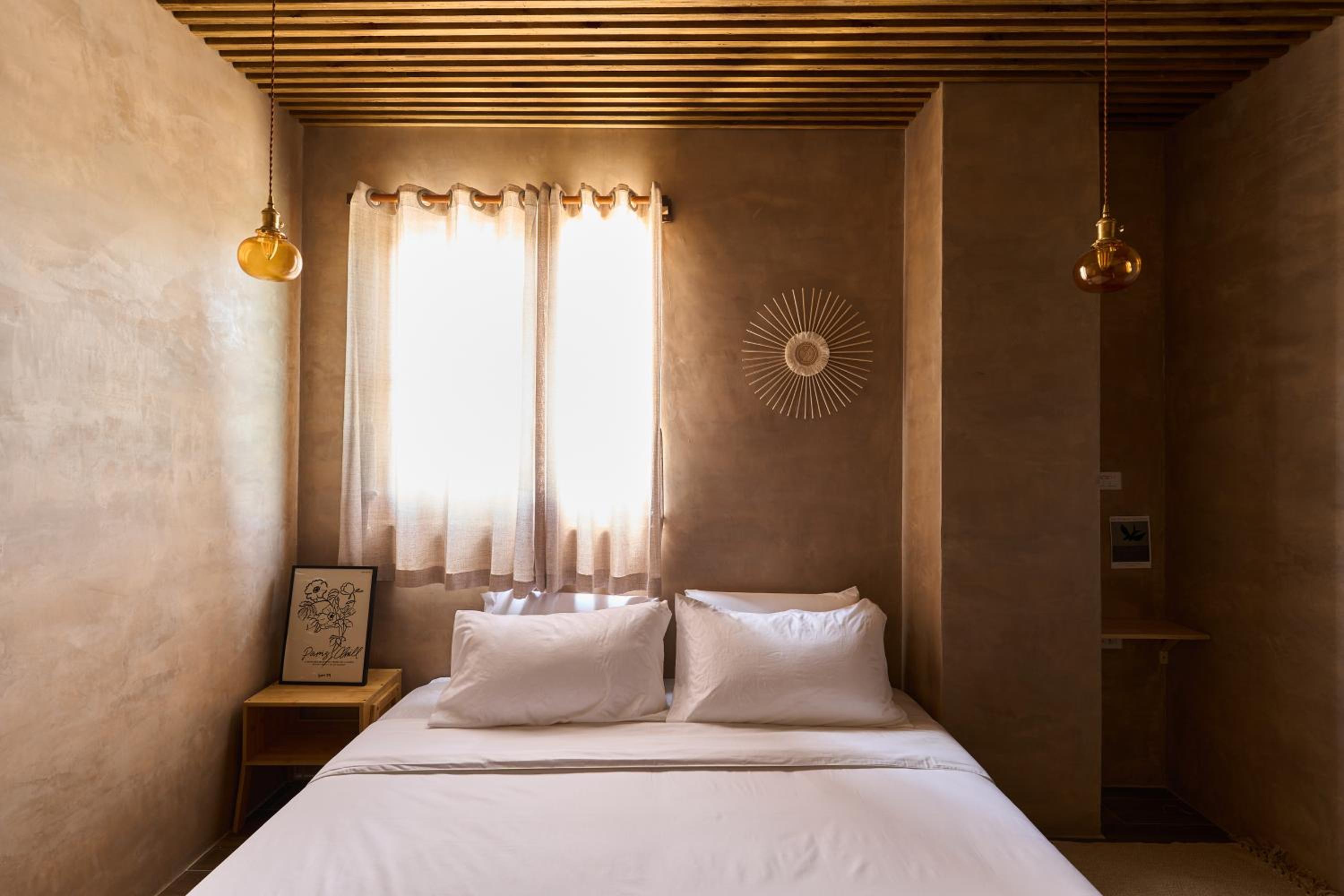 Queen Room photo 2