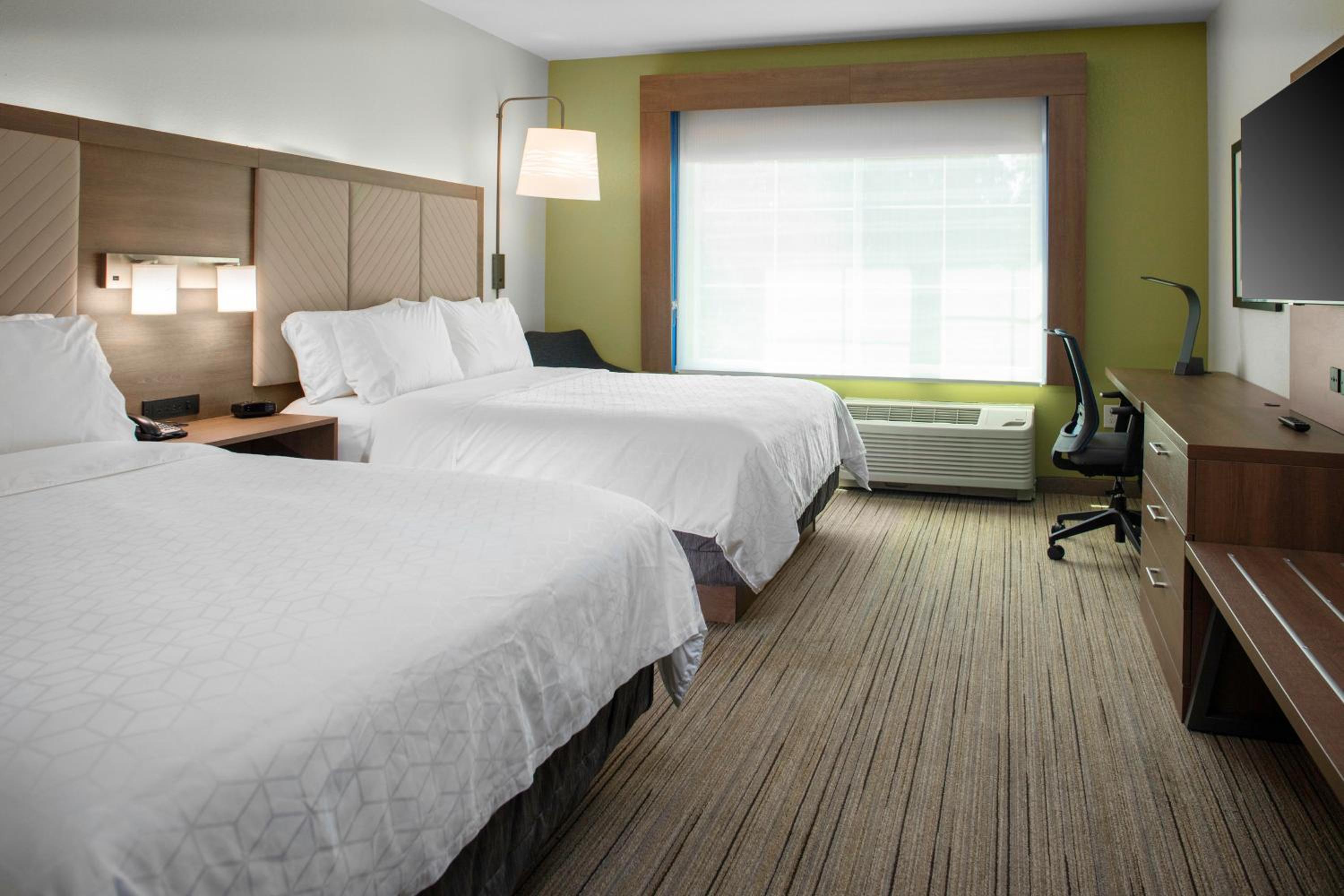 Standard Queen Room with Two Queen Beds - Photo 2