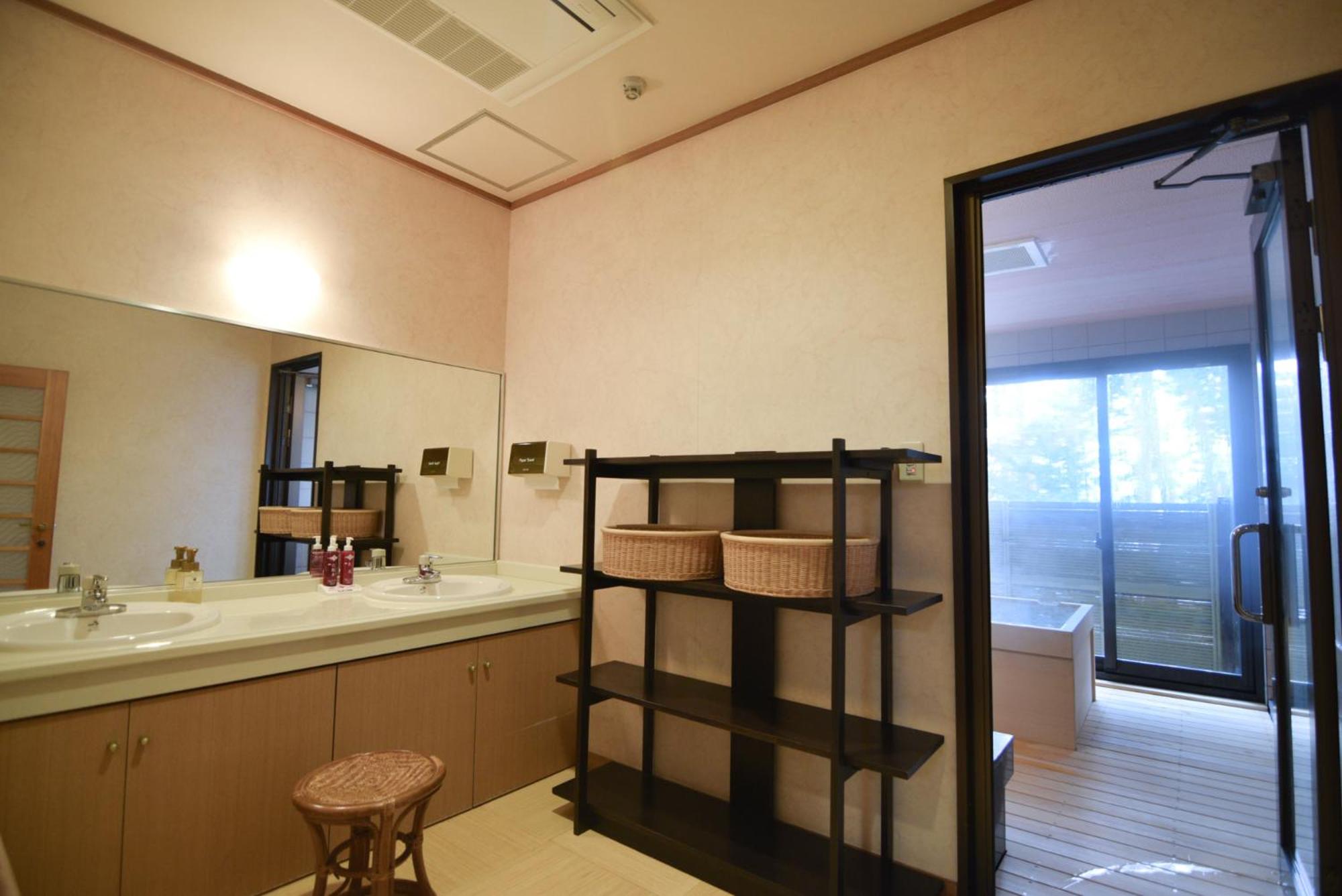 Japanese-Style Deluxe Room with Private Bathroom photo 3