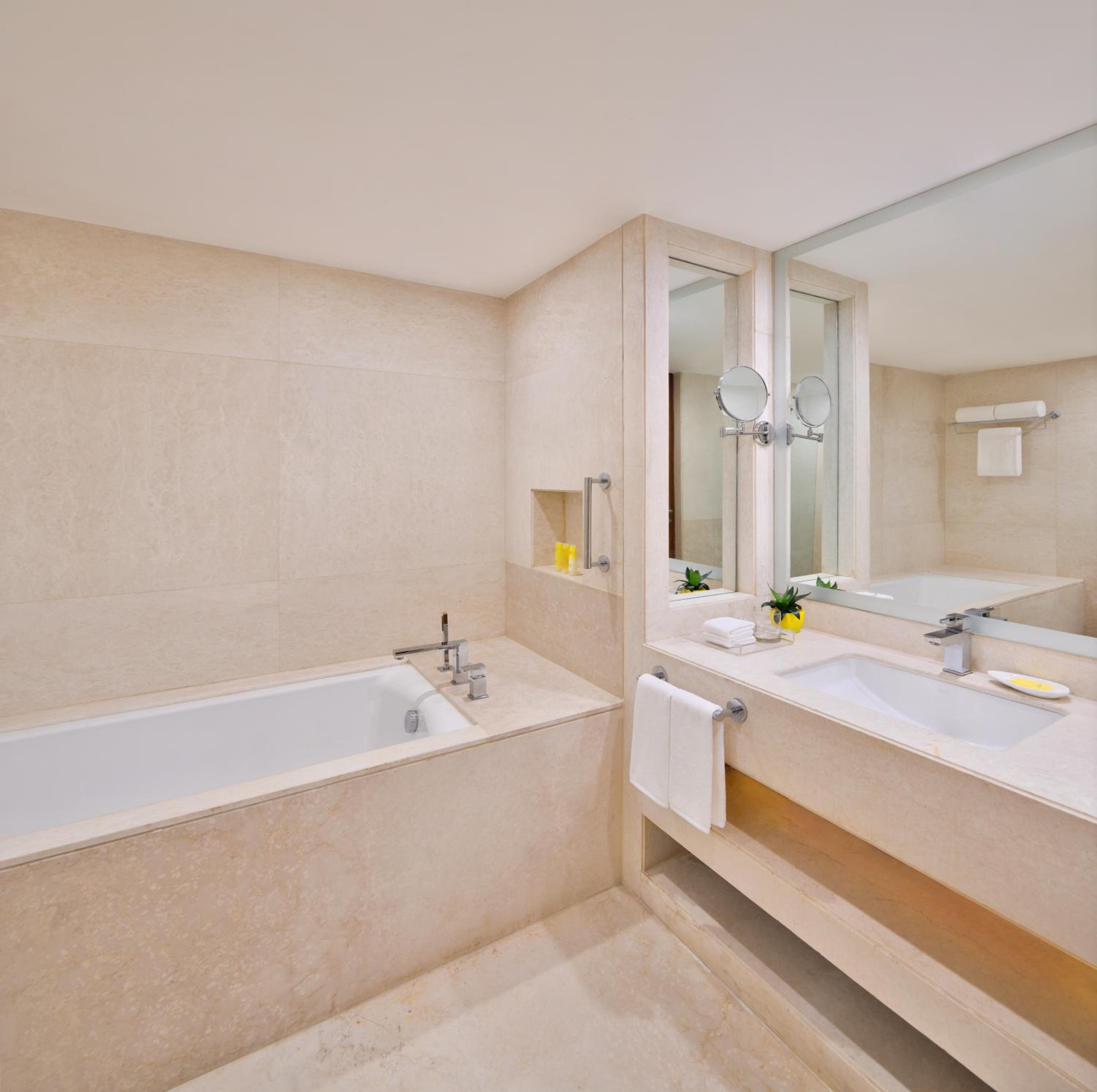Deluxe Suite - Photo 7