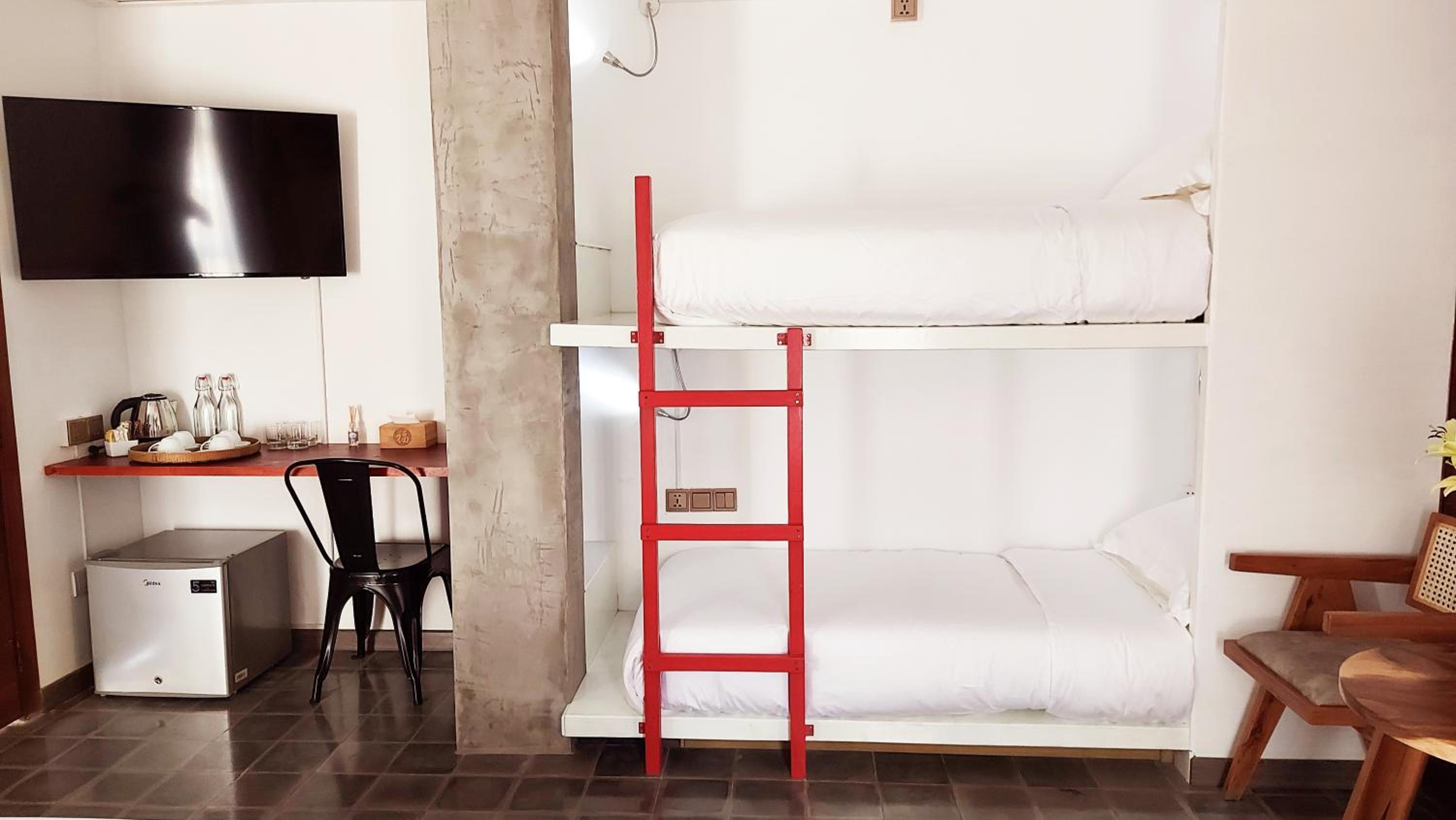 Deluxe Quadruple Room - Photo 2