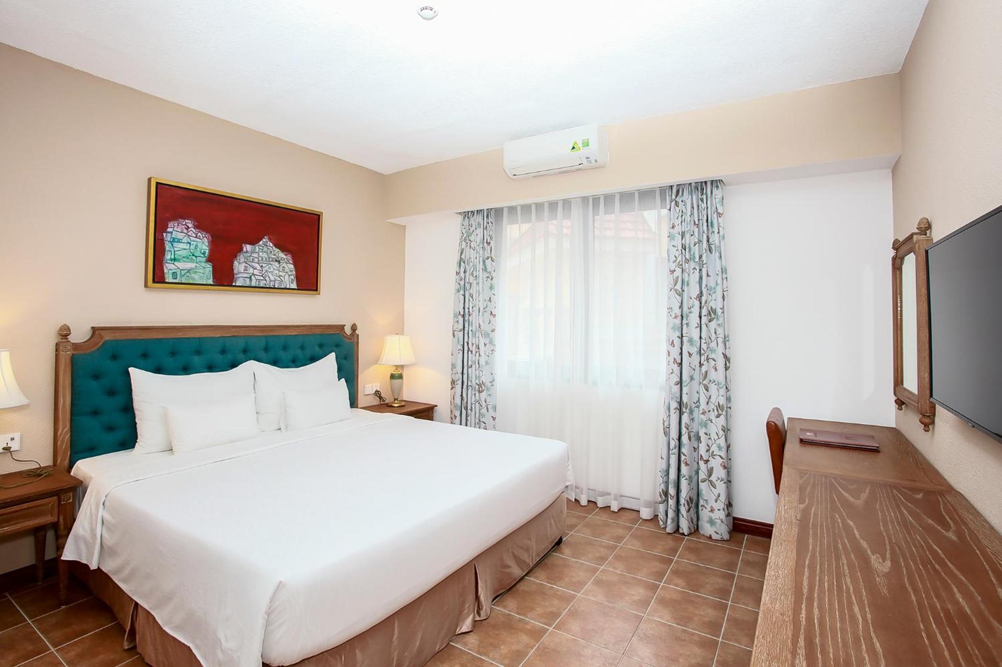 Suite - Photo 1