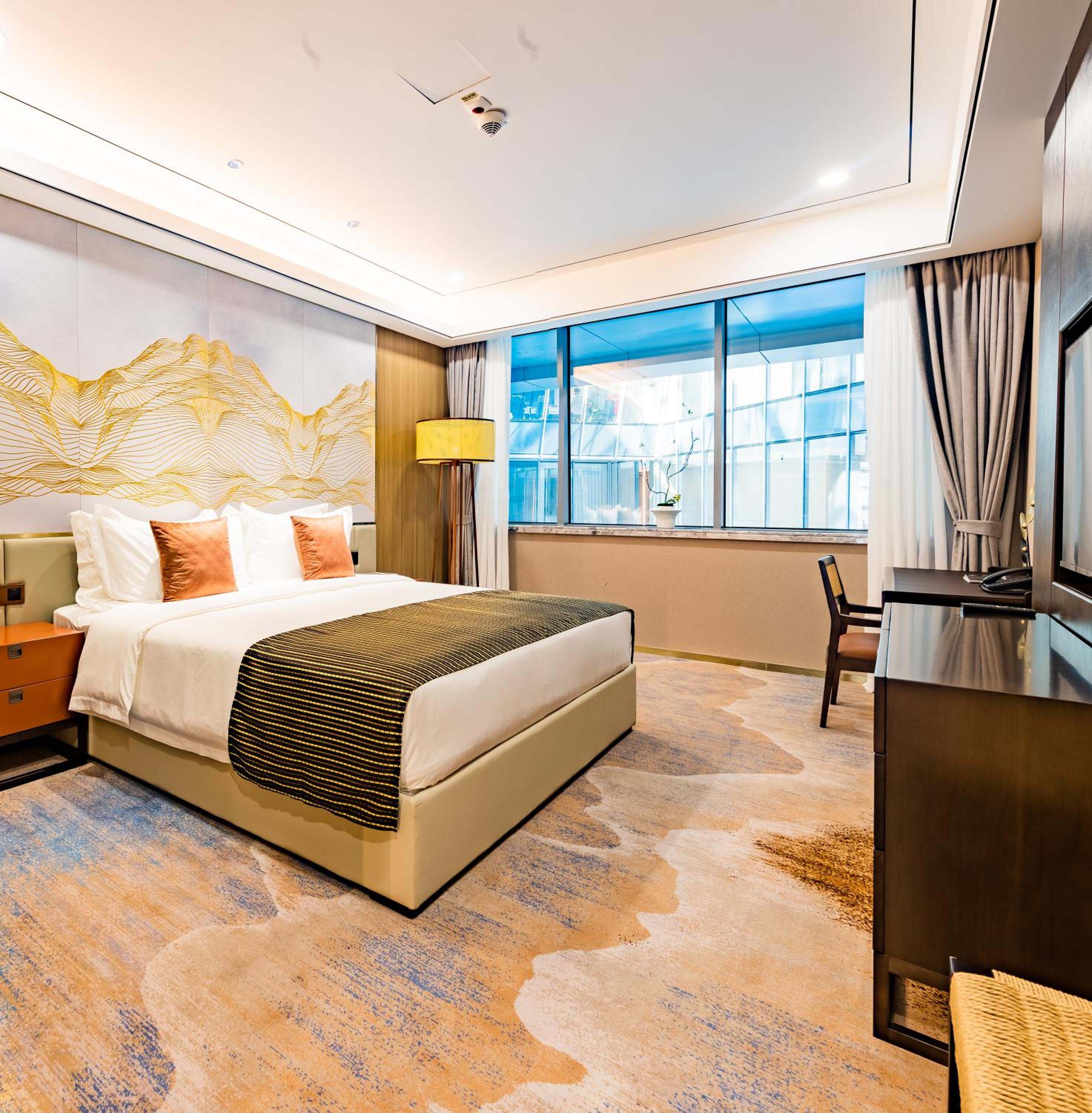 Standard King Room with Free Parking - Photo 5